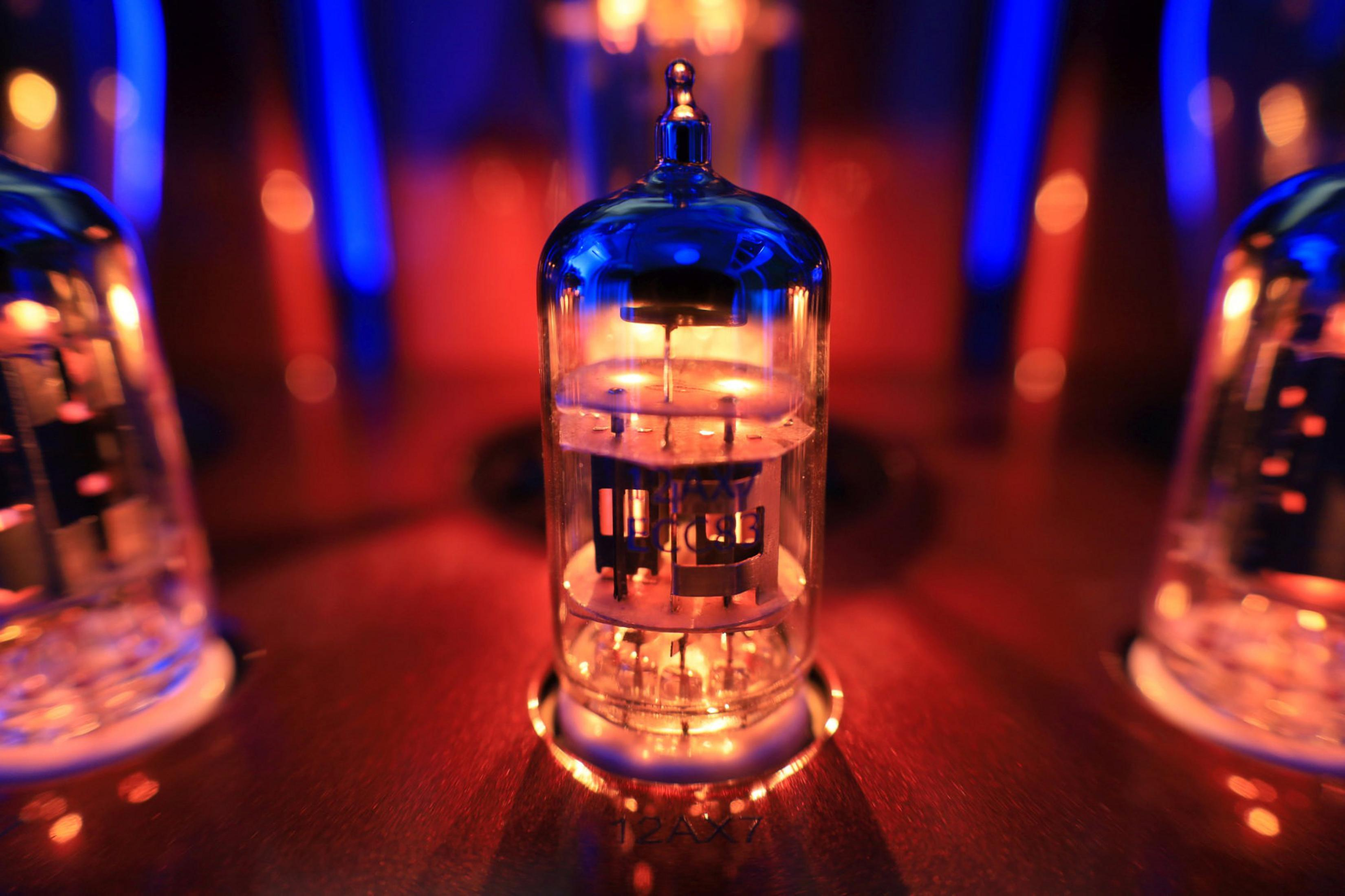 Zbliżenie świecących lamp próżniowych, czerwone i niebieskie oświetlenie otoczenia.