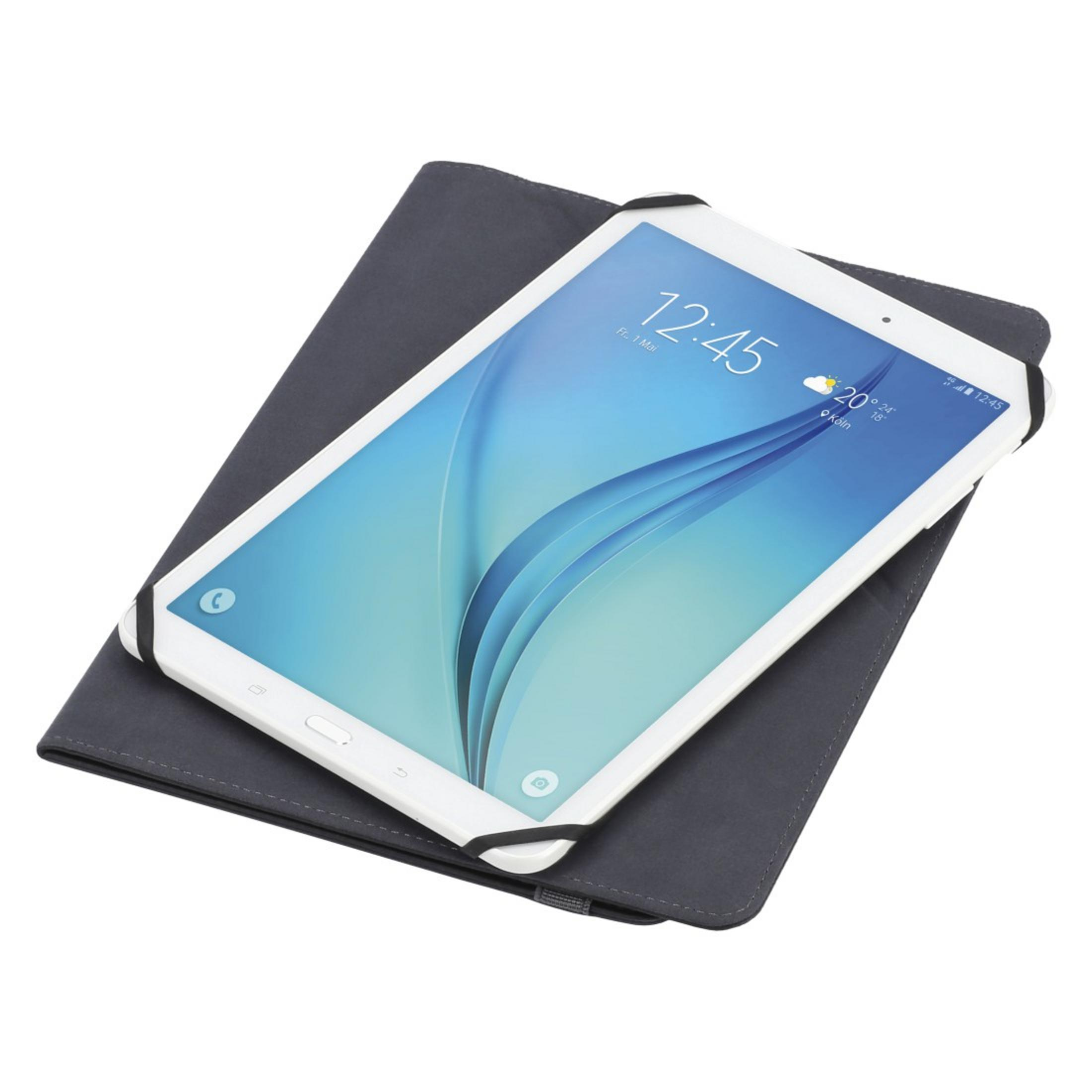 Tablet auf einer Hülle. Der Bildschirm zeigt die Uhrzeit. Die Hülle ist dunkelgrau.