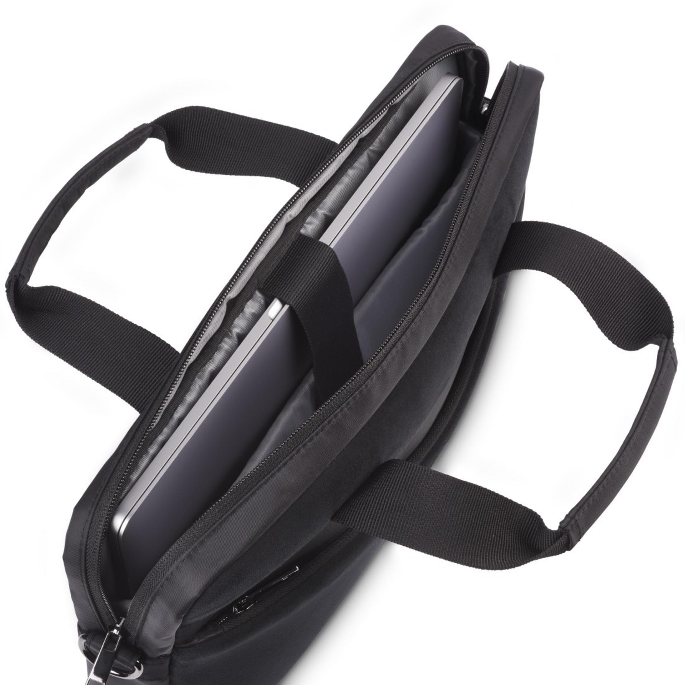 Una borsa per laptop nera con un laptop all'interno, su sfondo bianco.