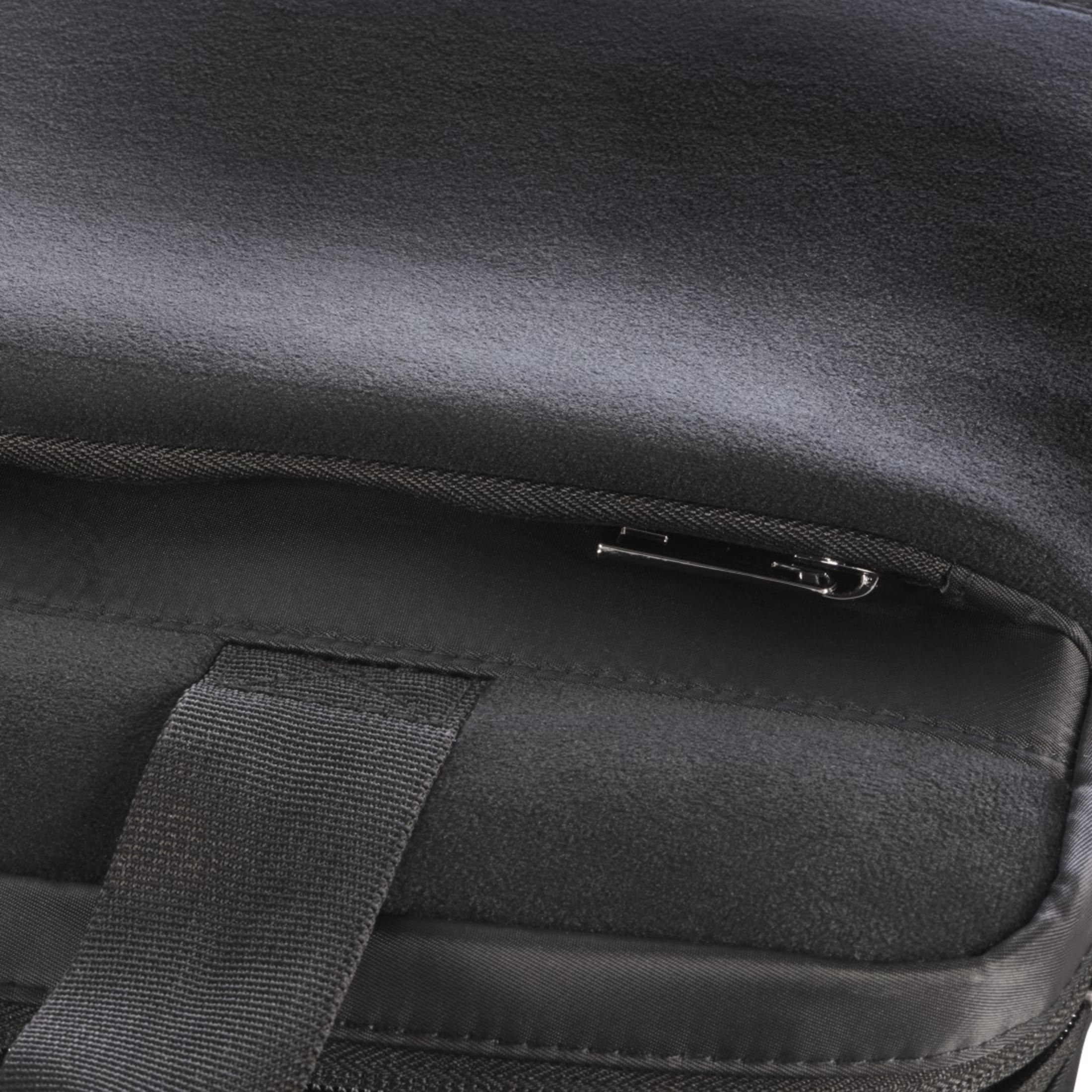 Primo piano di una borsa nera. Sono visibili la cerniera e le cuciture. La borsa ha una superficie strutturata.