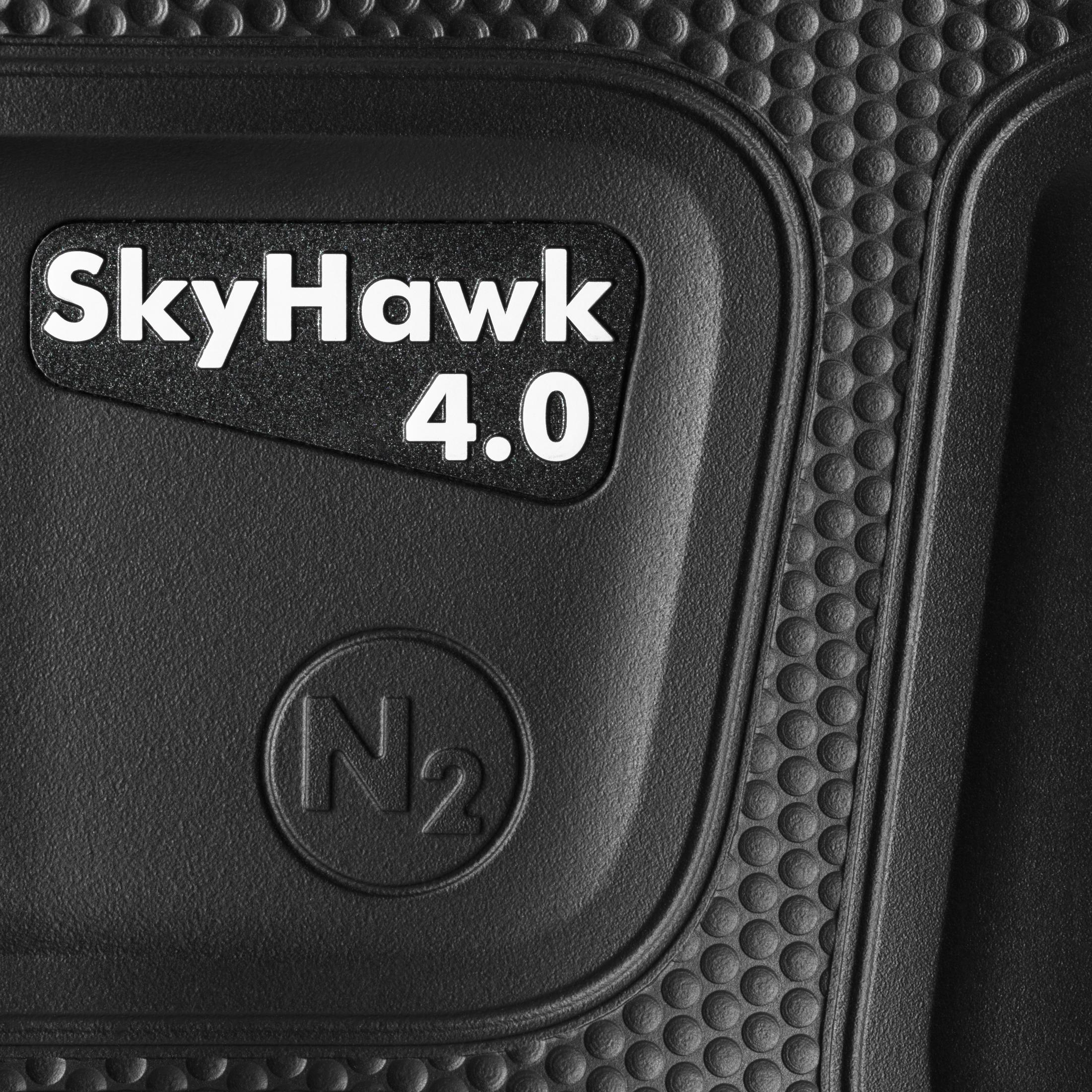 Objeto negro con logo SkyHawk 4.0 y N2. Textura en la superficie.