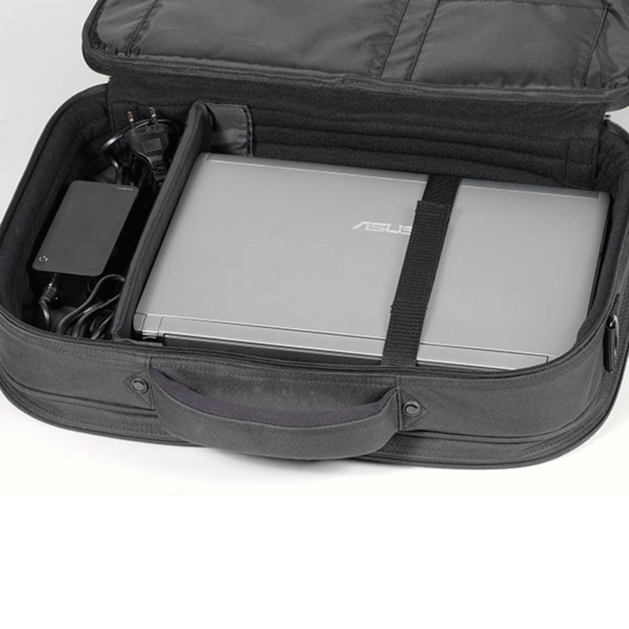 Laptop in valigetta nera aperta. Adattatore di alimentazione e cavo nello scomparto sinistro.