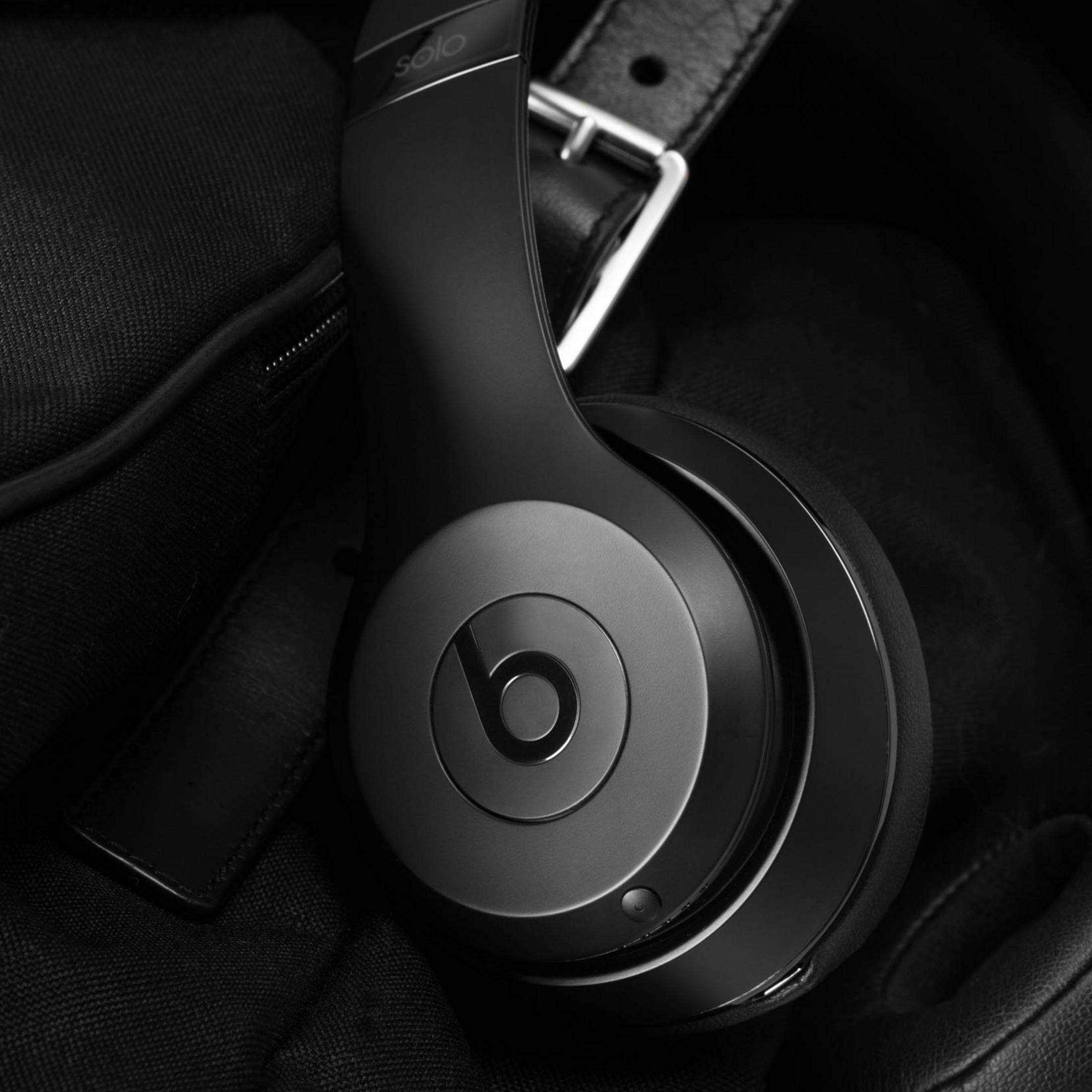 Auriculares Beats Solo negros, colgados de una bolsa negra.