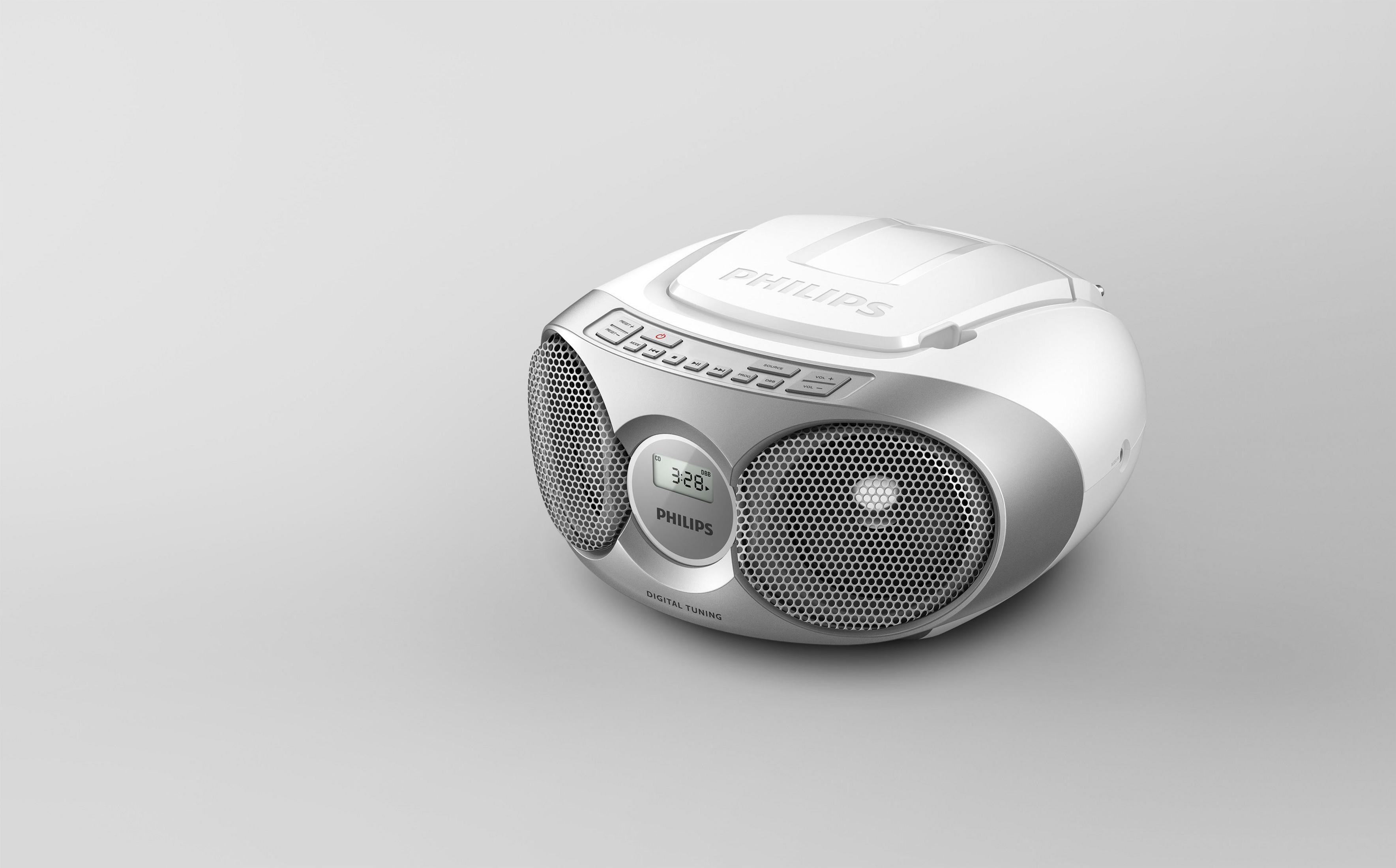 Radio CD player Philips bianco e argento con display digitale. Contro uno sfondo grigio.