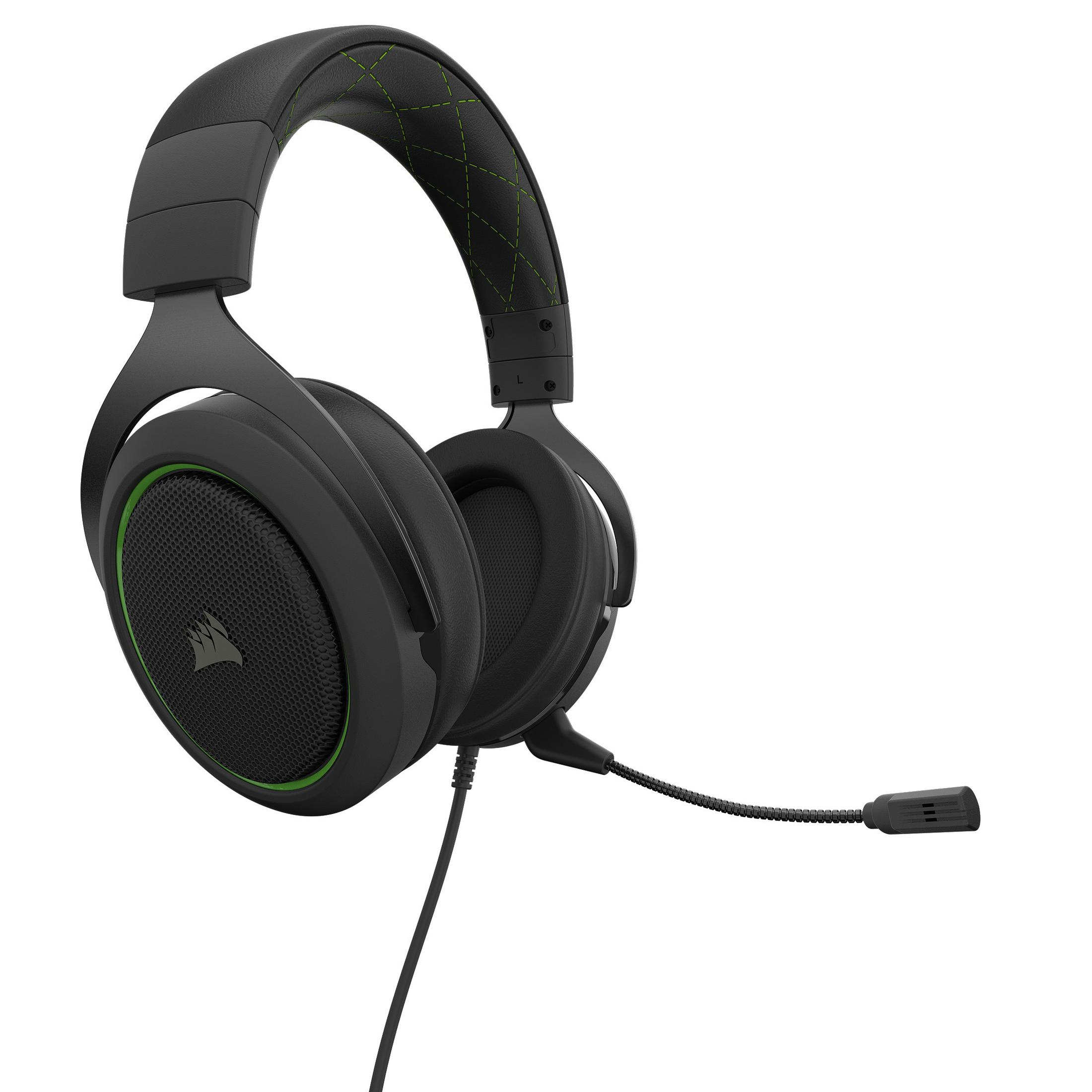 Schwarzes Corsair-Headset mit grünen Akzenten. Mikrofon befestigt. Weißer Hintergrund.