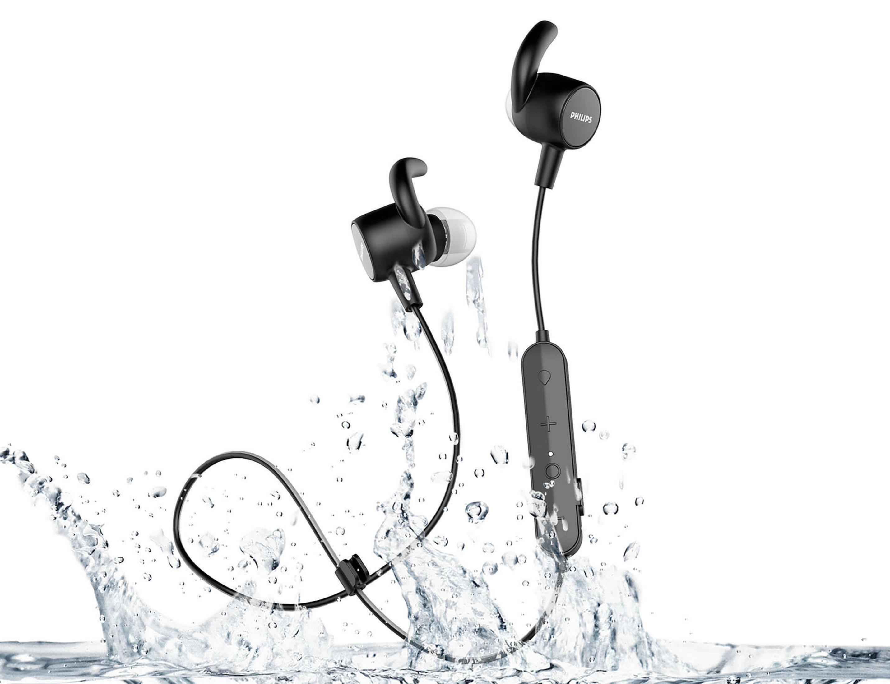 Auricolari wireless neri nell'acqua. Spruzzi d'acqua intorno agli auricolari.