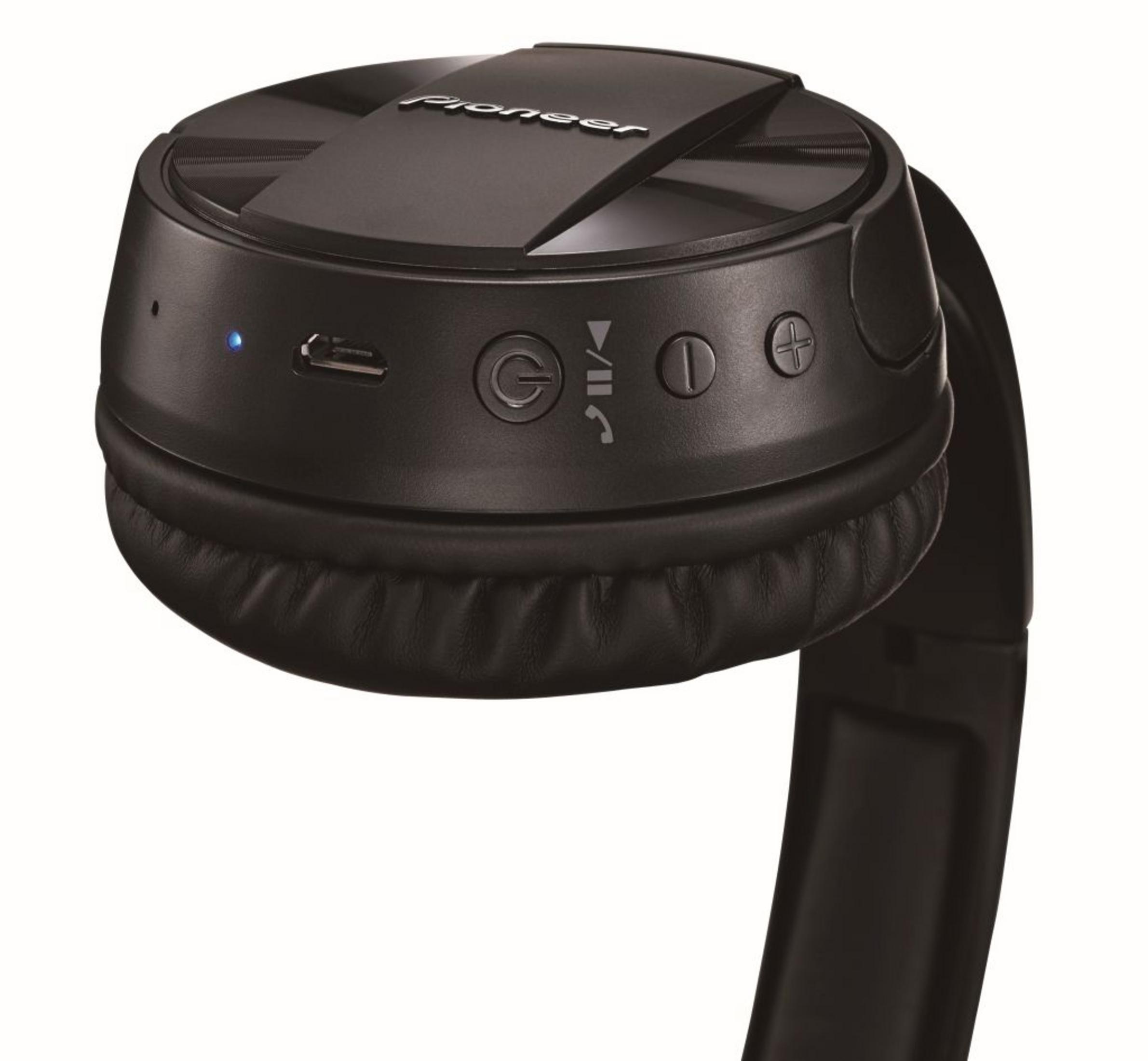 Auriculares Pioneer negros con botones y un puerto de carga sobre fondo blanco.
