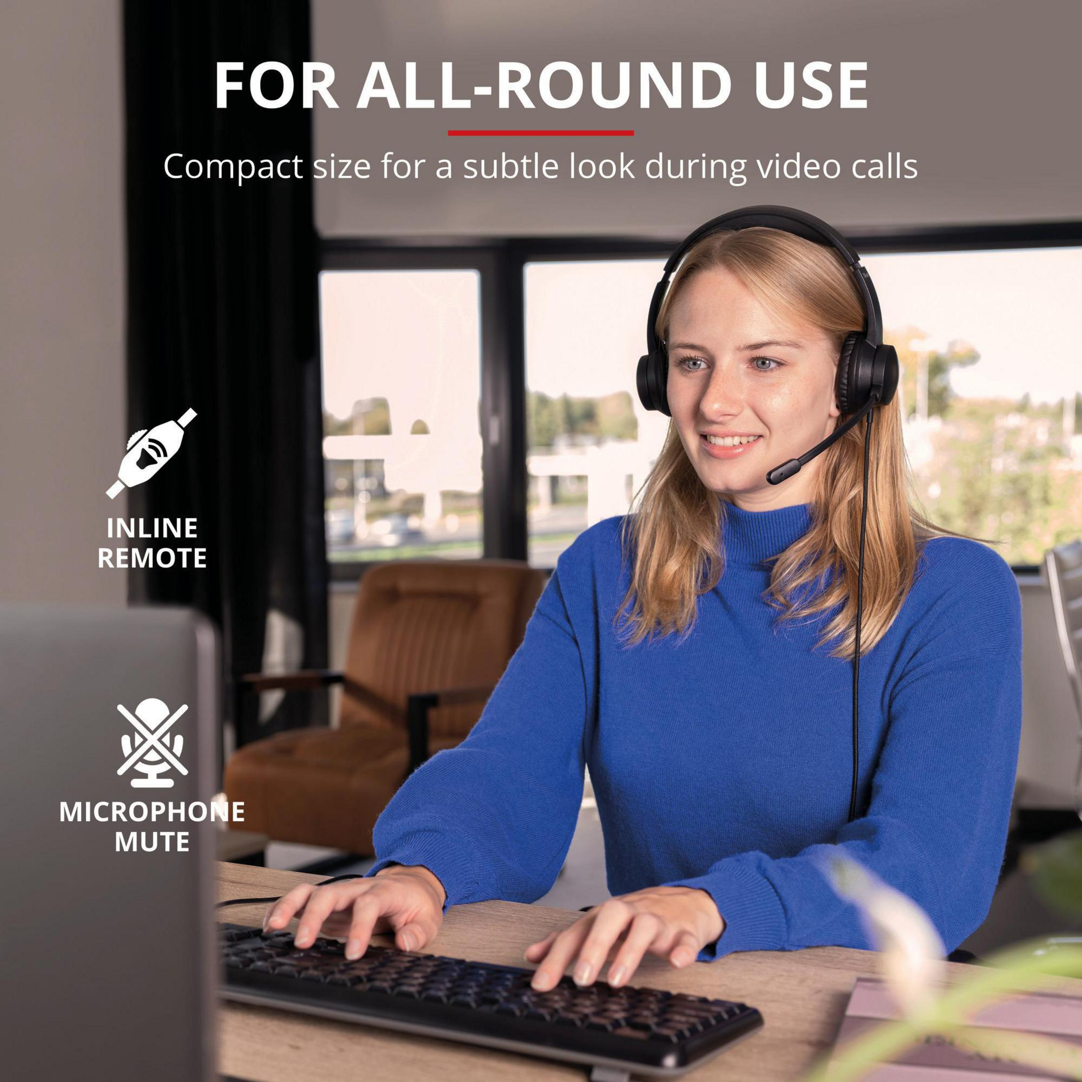 Mujer con auriculares, escribiendo en un teclado, con icono de silencio de micrófono a la izquierda.