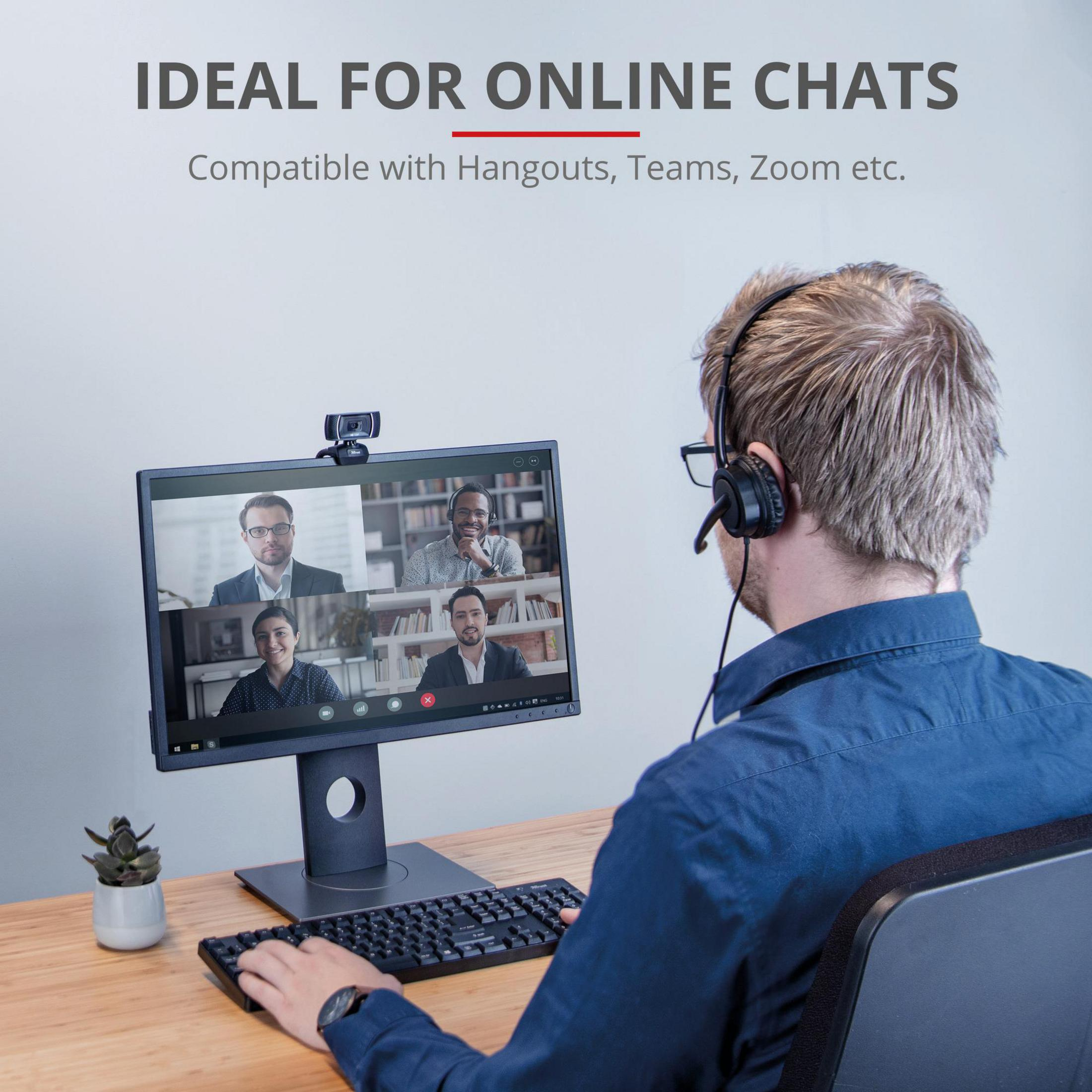 Mężczyzna używający słuchawek i mikrofonu, patrzący na ekran z rozmową wideo.