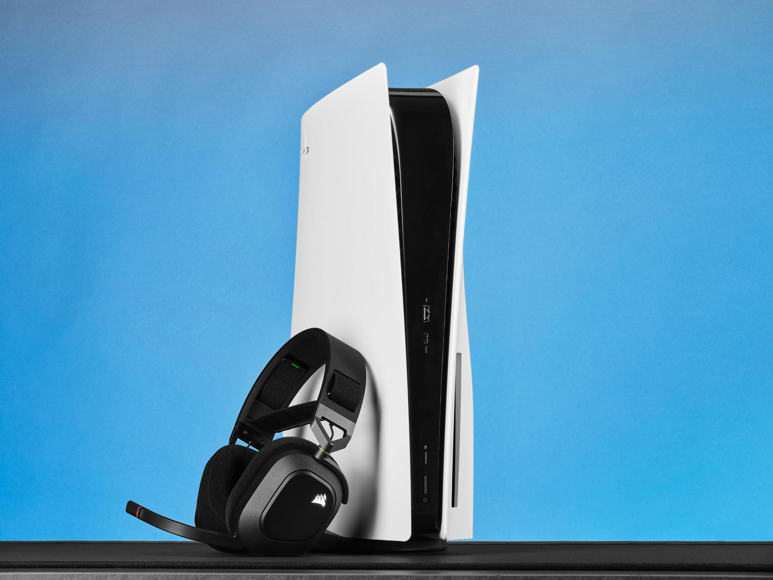 Biało-czarna konsola PlayStation 5 z czarnym zestawem słuchawkowym do gier na niebieskim tle.