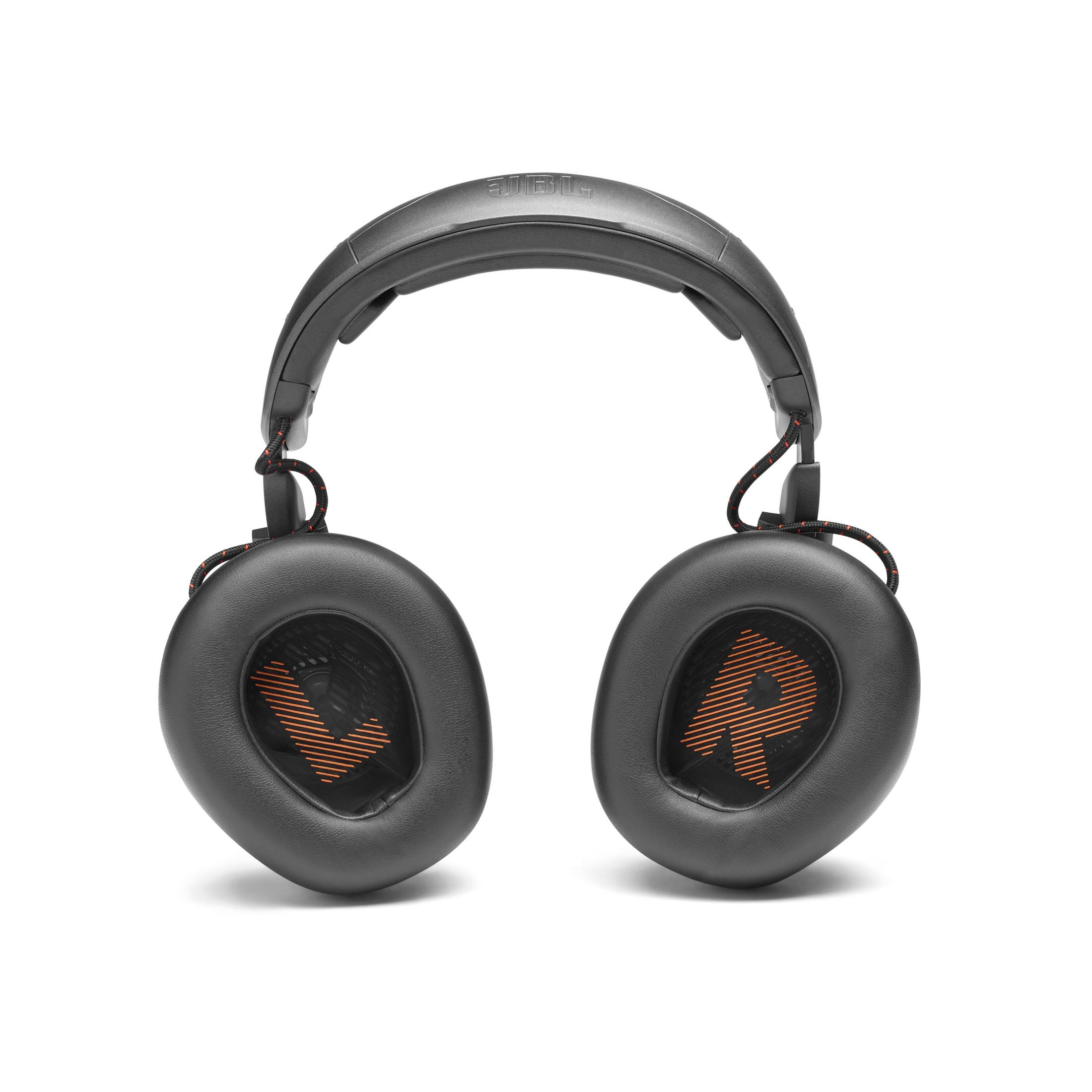 Czarne słuchawki, pomarańczowe akcenty. Na nausznikach pomarańczowa siatka. Białe tło.