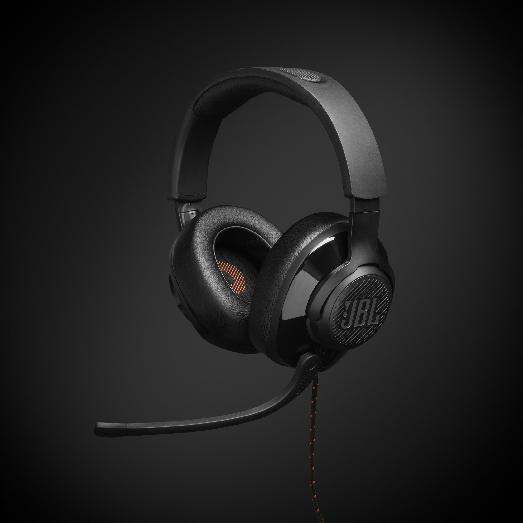 Schwarzes JBL Gaming-Headset mit Mikrofon auf schwarzem Hintergrund.