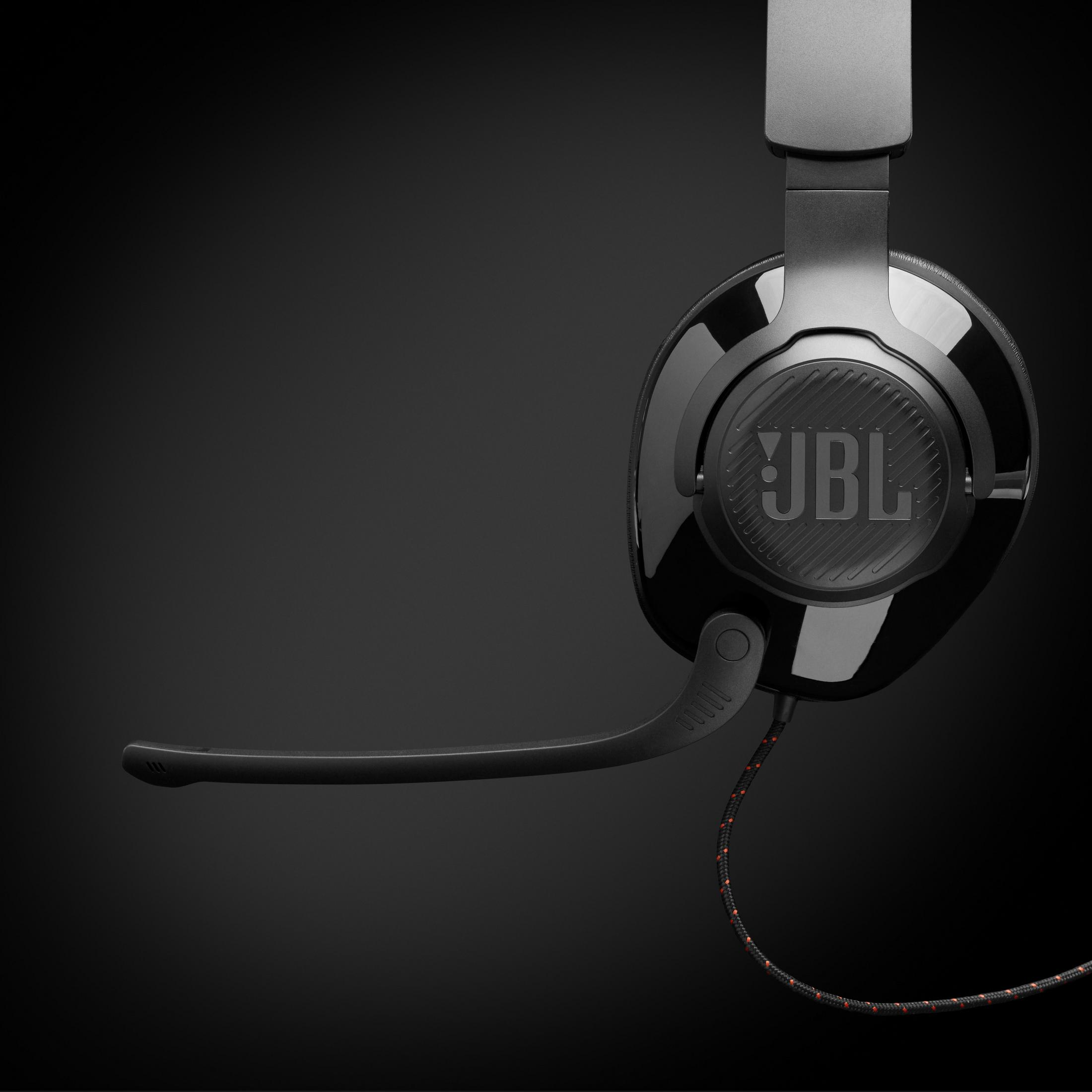 Schwarzes JBL Gaming-Headset mit Mikrofon. Das Headset befindet sich auf schwarzem Hintergrund. Das Mikrofon ist ausgeklappt.