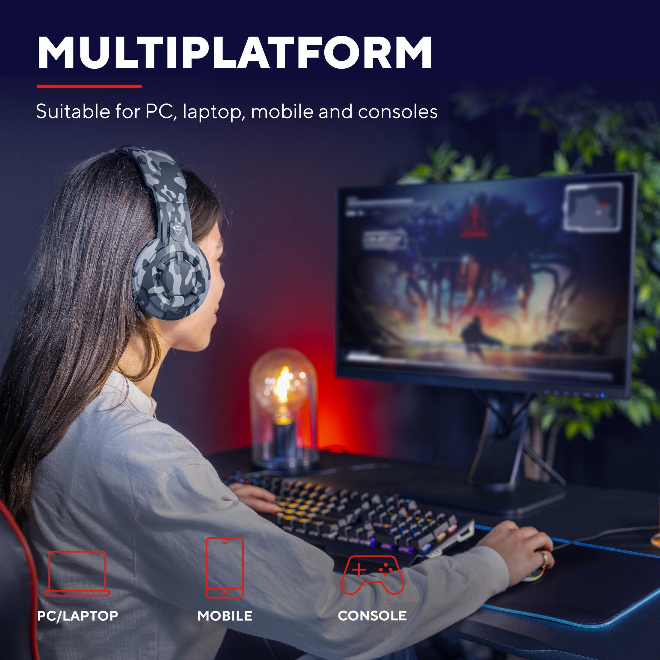 Kobieta w zestawie słuchawkowym do gier, przed ekranem z etykietami multiplatformowymi.