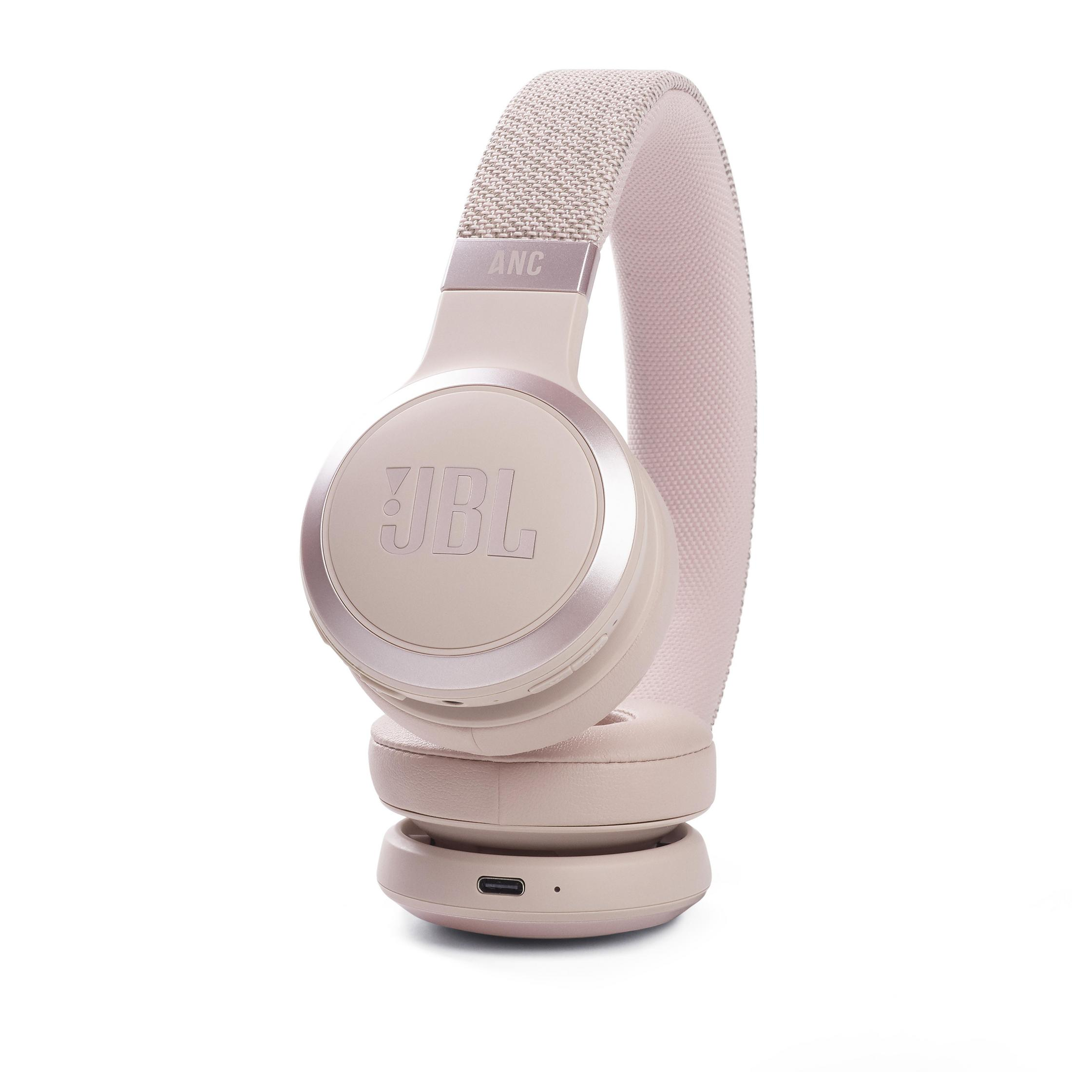 Auriculares JBL rosas. Nombre de la marca en el lateral. Fondo blanco.
