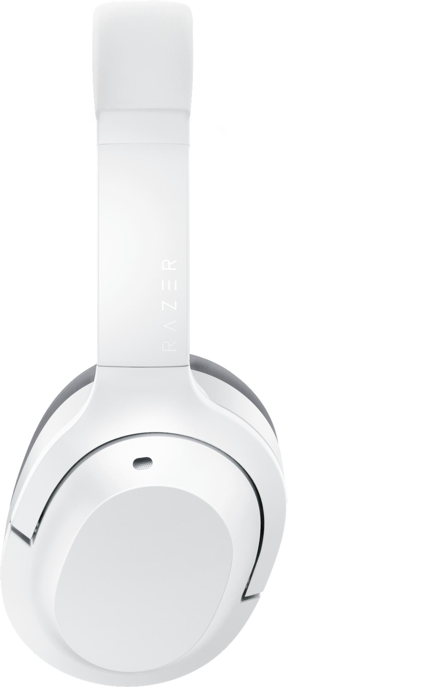 Białe słuchawki Razer z logo Razer i białym tłem. Słuchawki są pochylone.