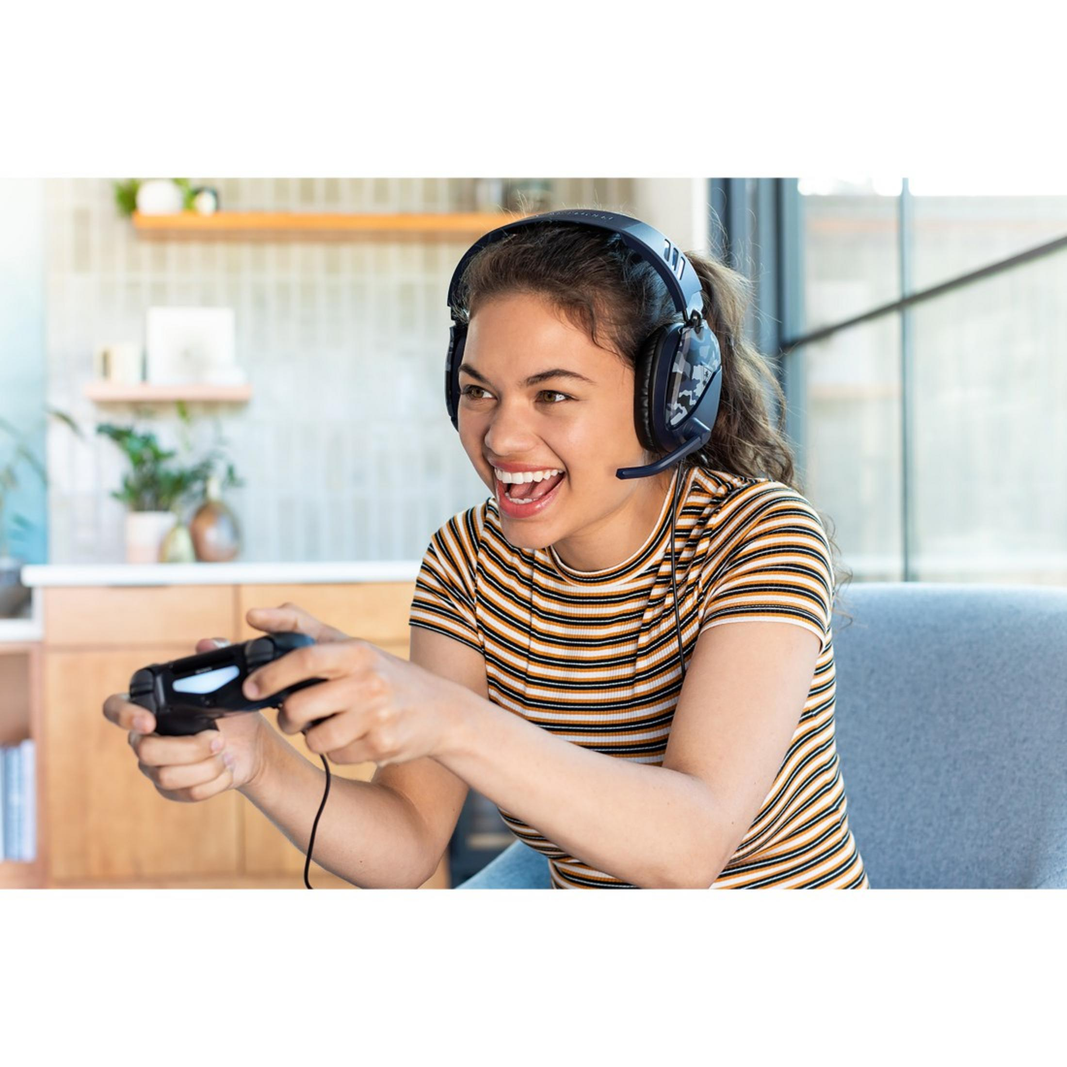 Kobieta grająca w grę wideo ze słuchawkami i kontrolerem.