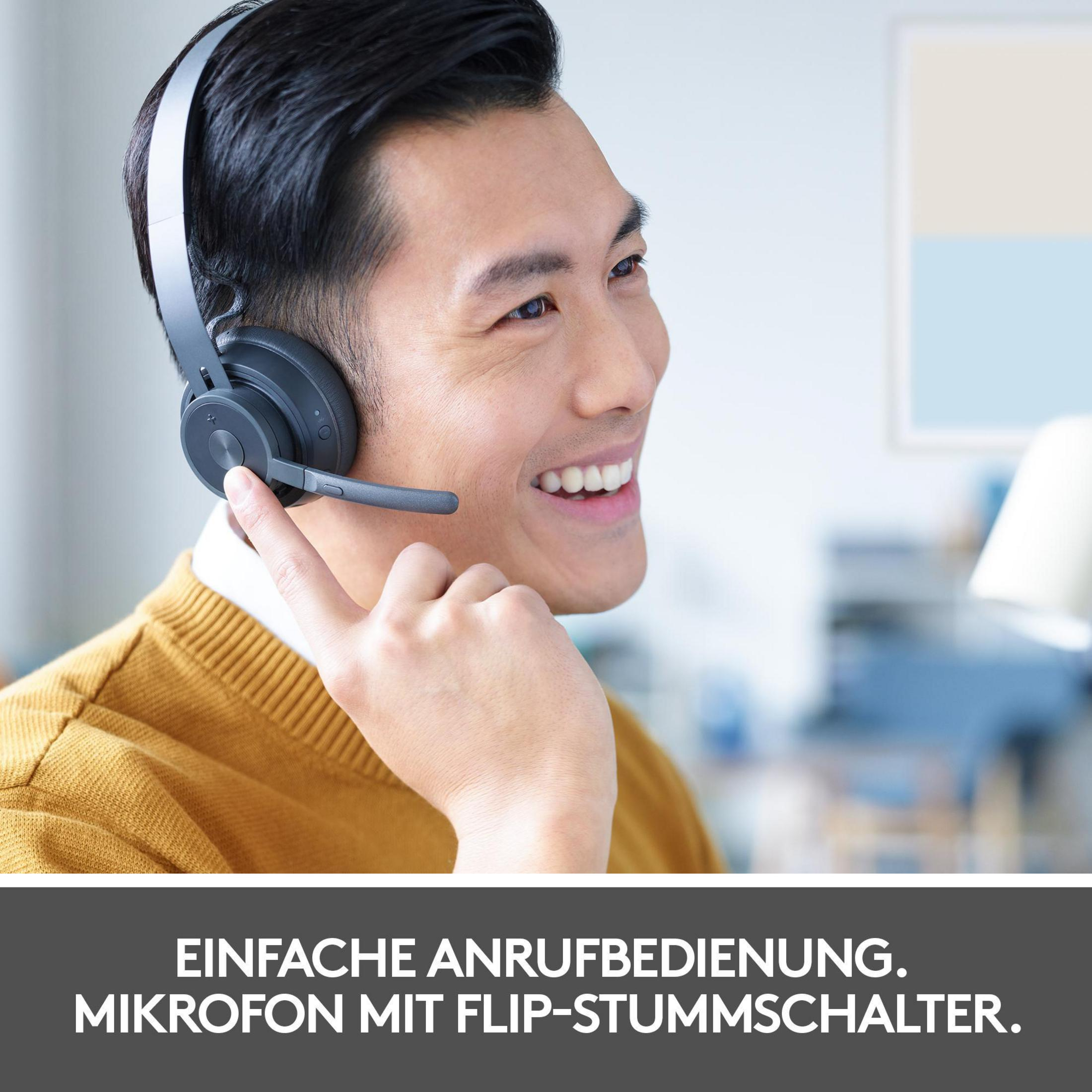 Mann lächelt, trägt Headset und zeigt auf die Steuertaste des Headsets.