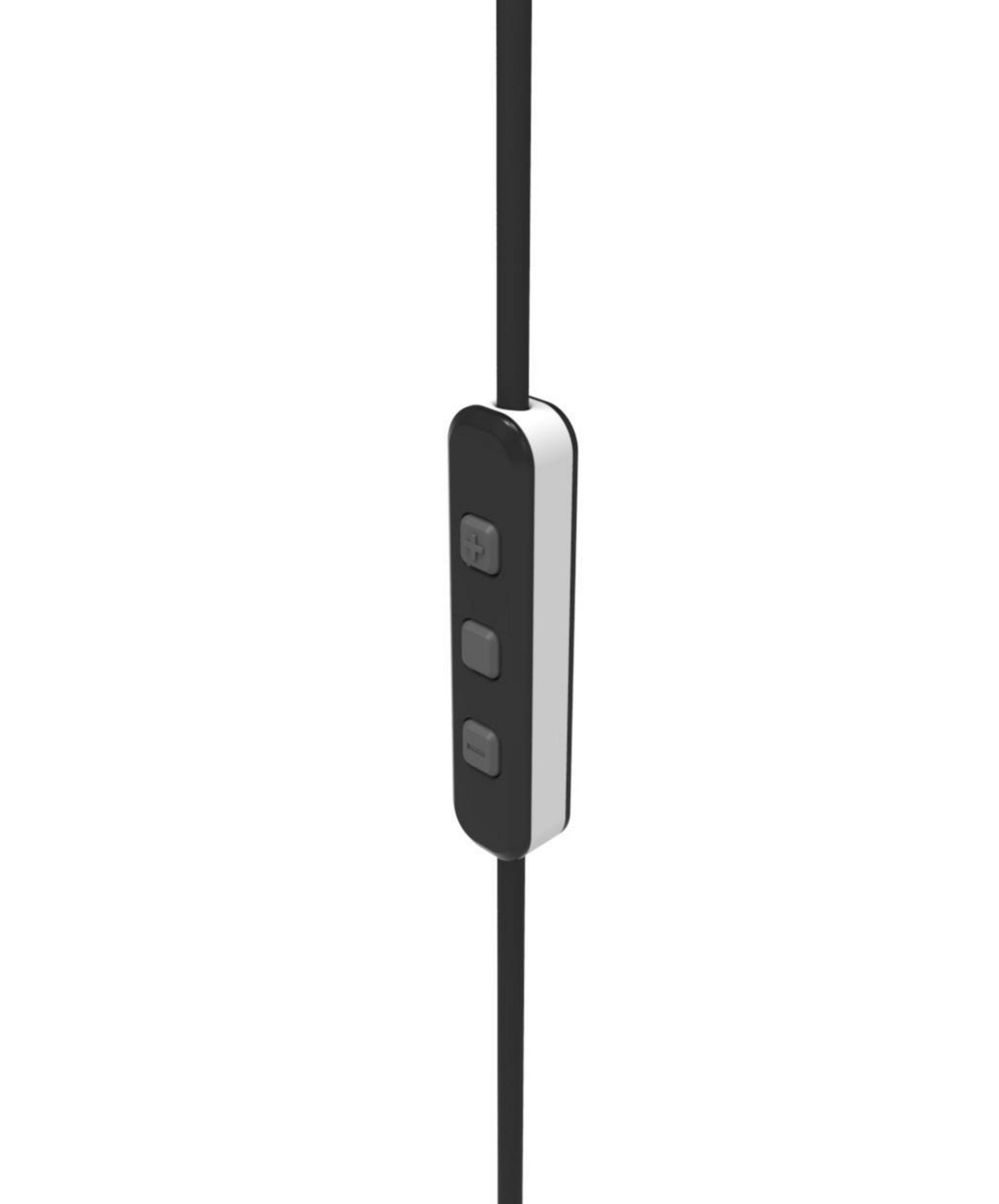 Primer plano de un panel de control en blanco y negro con tres botones en un cable de auriculares.