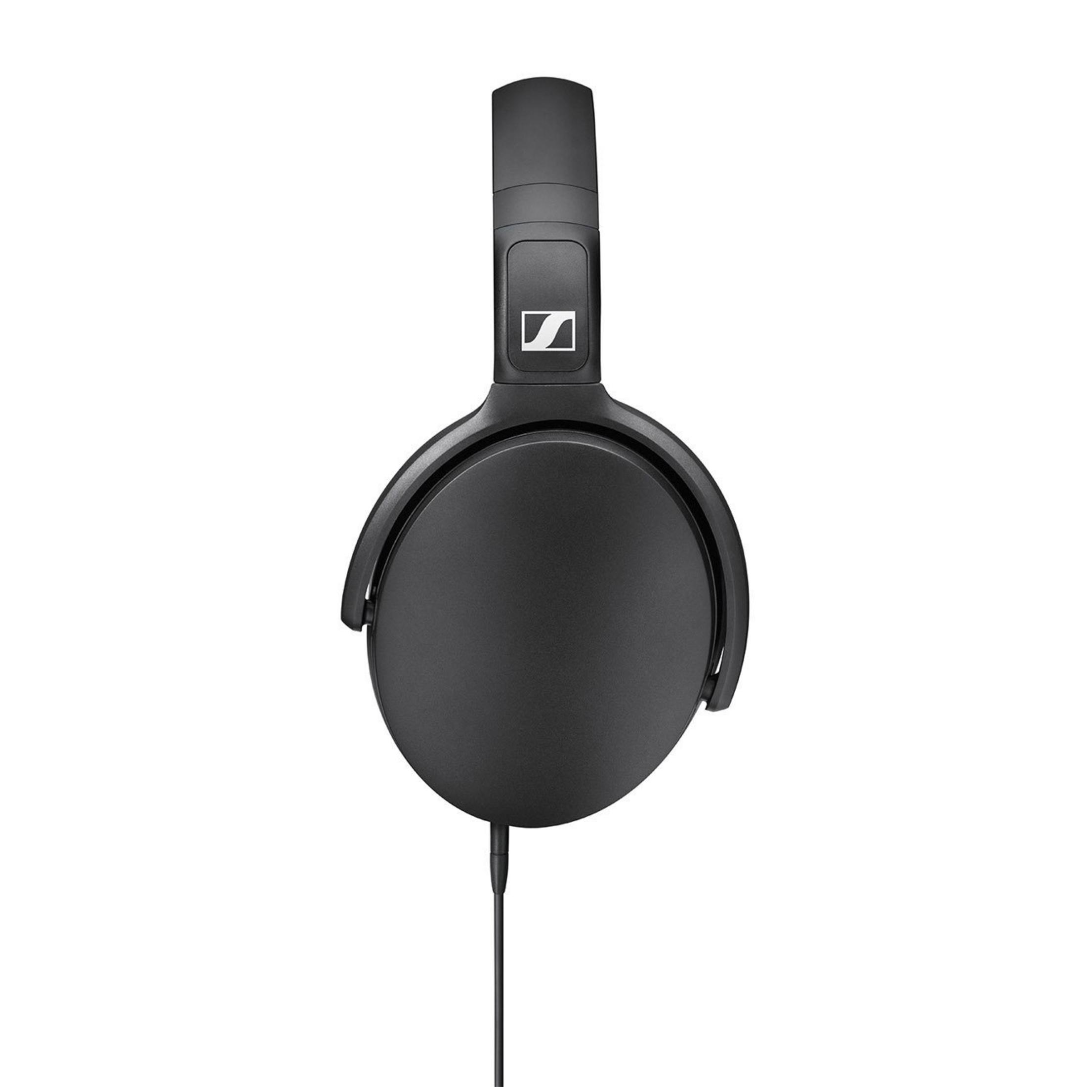 Zwarte Sennheiser koptelefoon, vooraanzicht, op een witte achtergrond.
