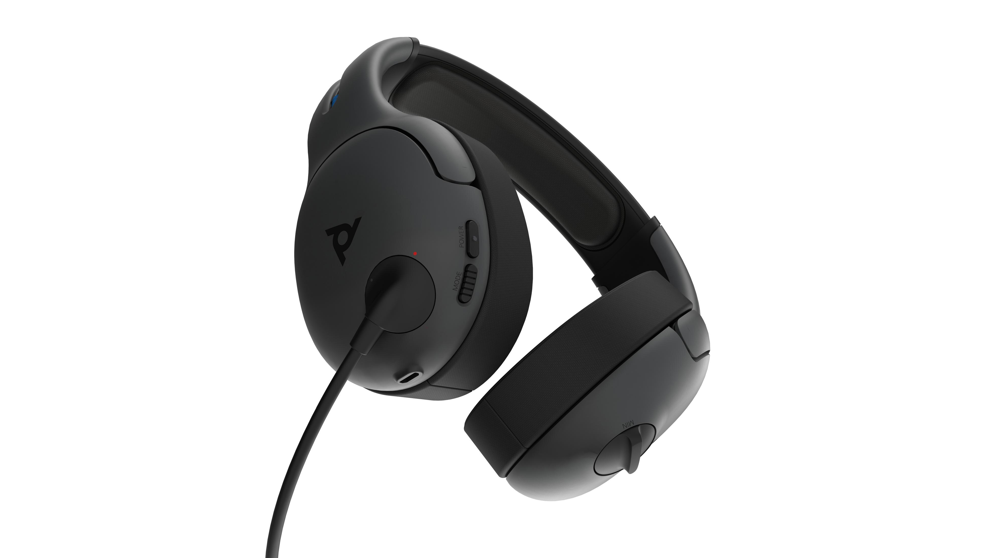 Un paio di eleganti cuffie da gioco nere over-ear con microfono attaccato e controlli del volume sul padiglione sinistro.