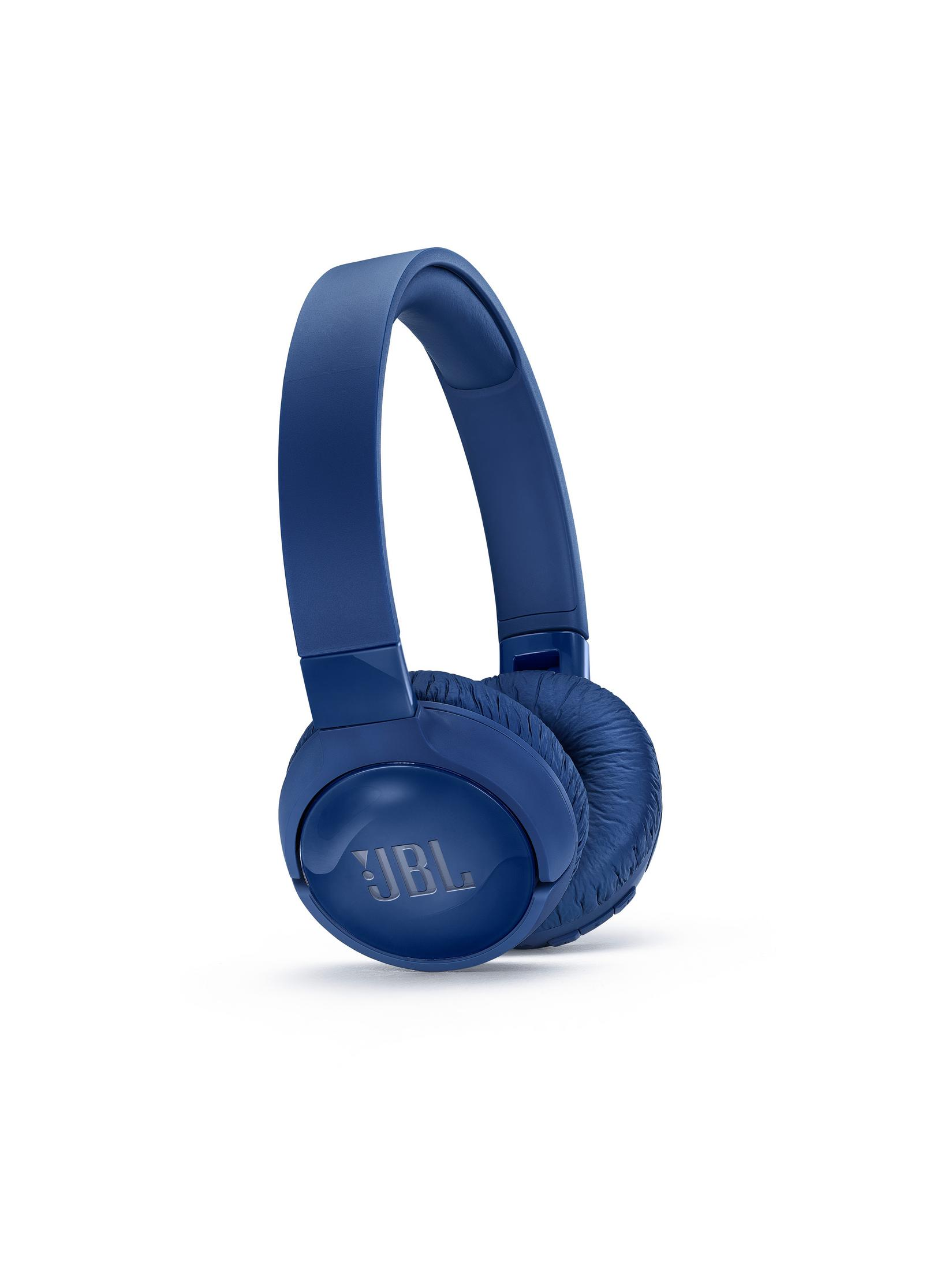 Blaue Kopfhörer auf weißem Hintergrund, Marke JBL.