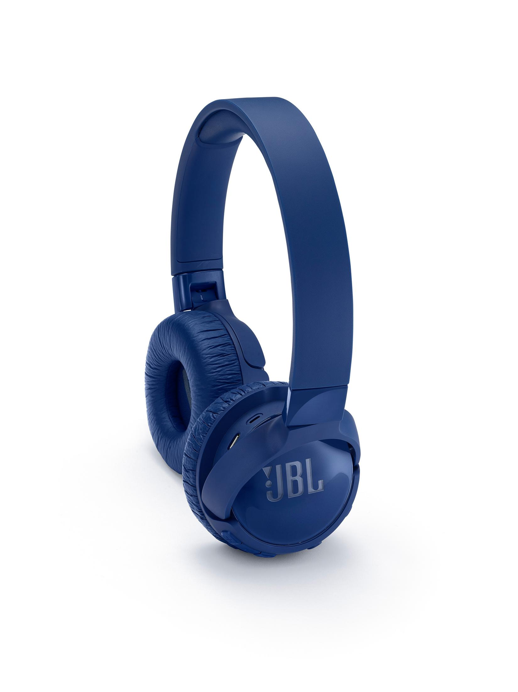 Blaue JBL-Kopfhörer auf weißem Hintergrund. Der linke Ohrmuschel ist sichtbar.