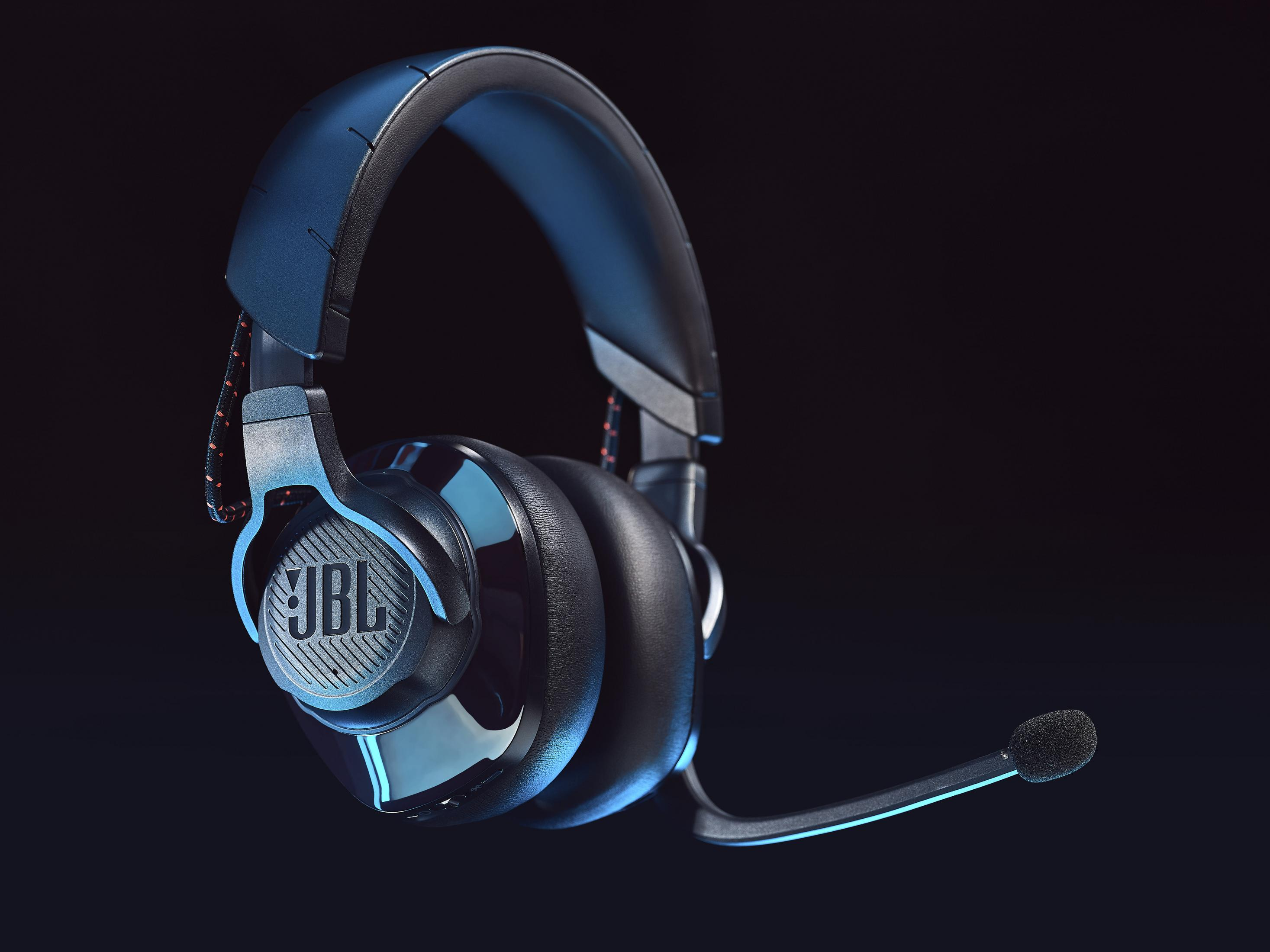 Cuffie da gioco con dettagli blu e logo JBL, su sfondo scuro.