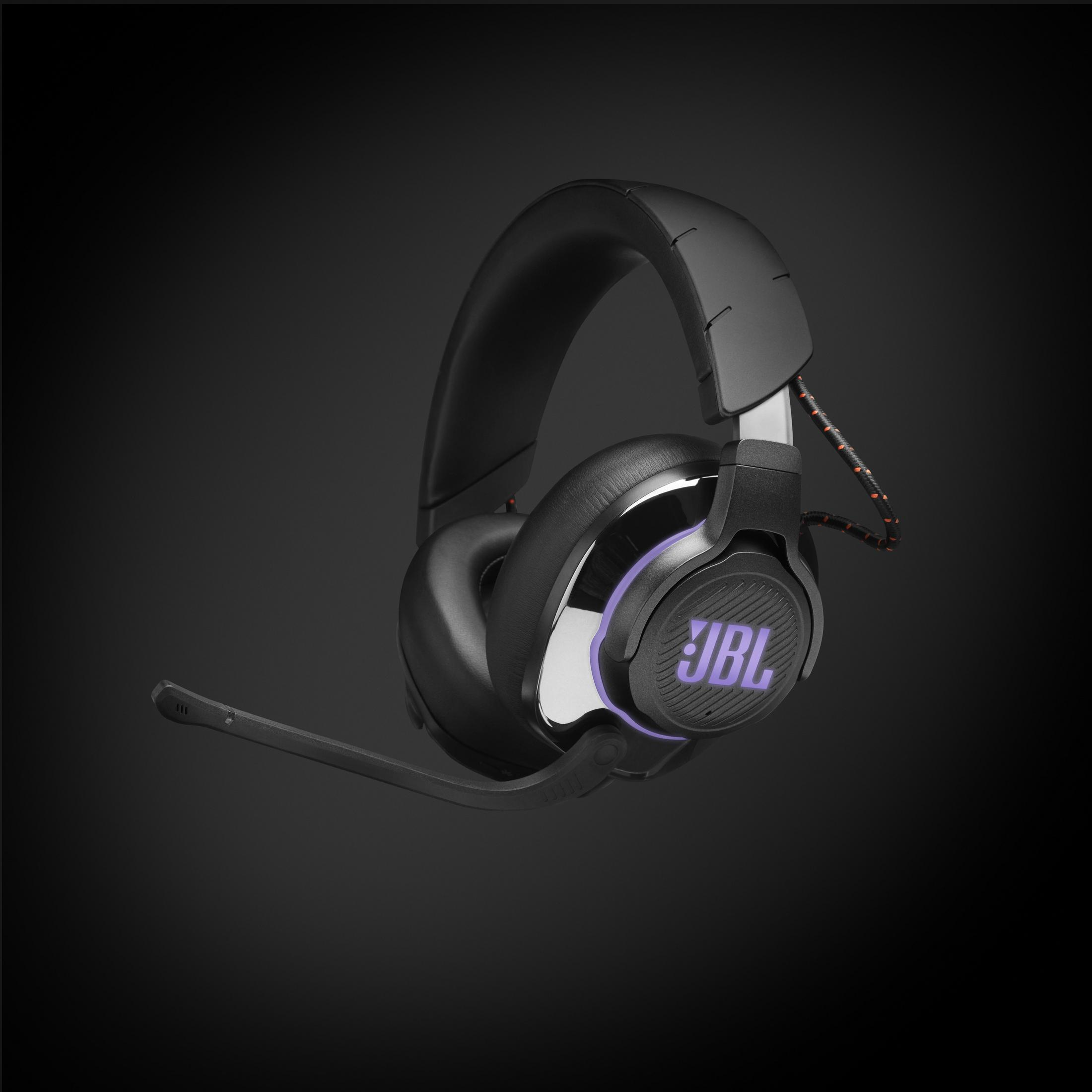 Cuffie da gioco JBL nere con microfono, illuminate di viola. È su sfondo nero.
