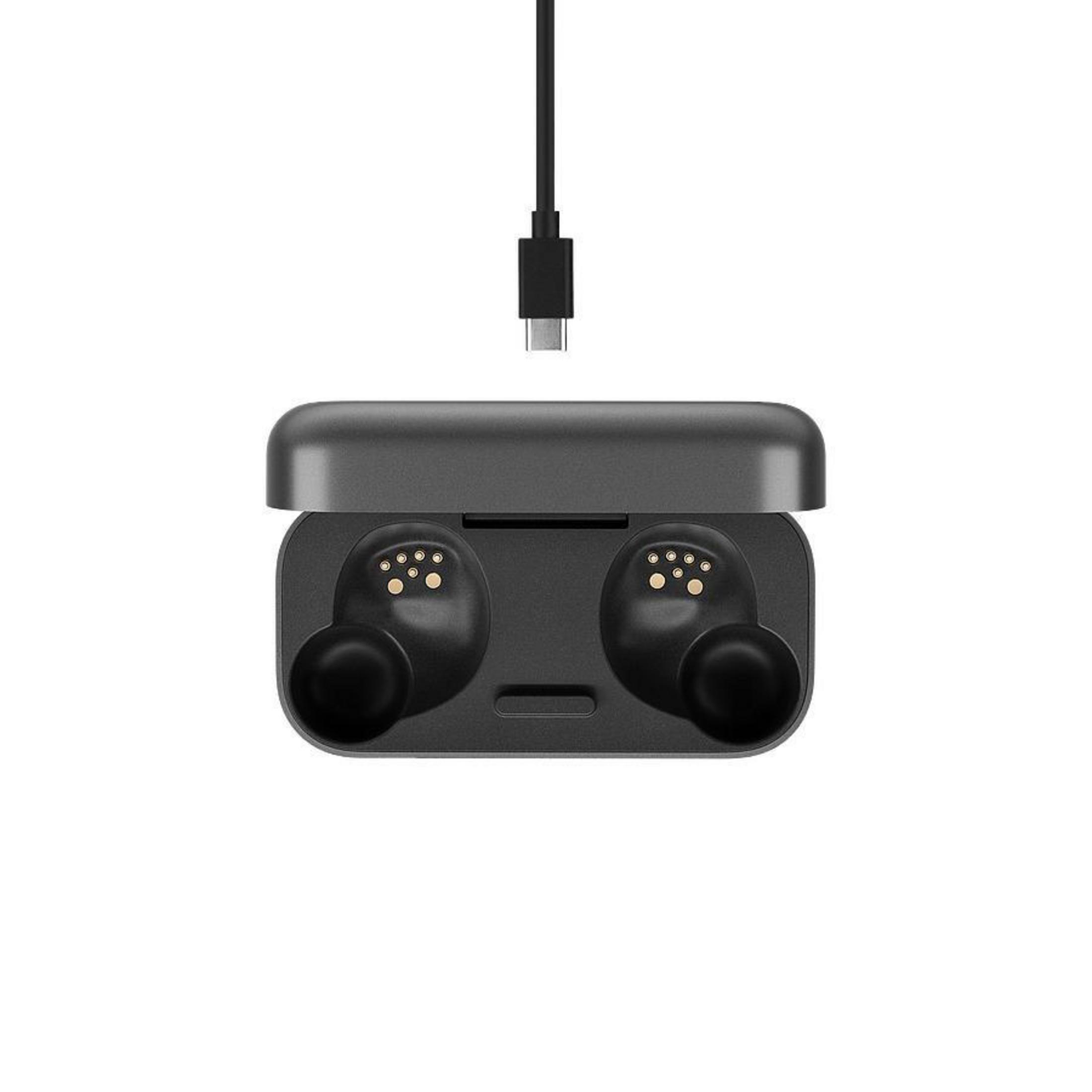 Schwarze Ohrhörer in Ladecase, USB-C-Kabel darüber. Weißer Hintergrund.