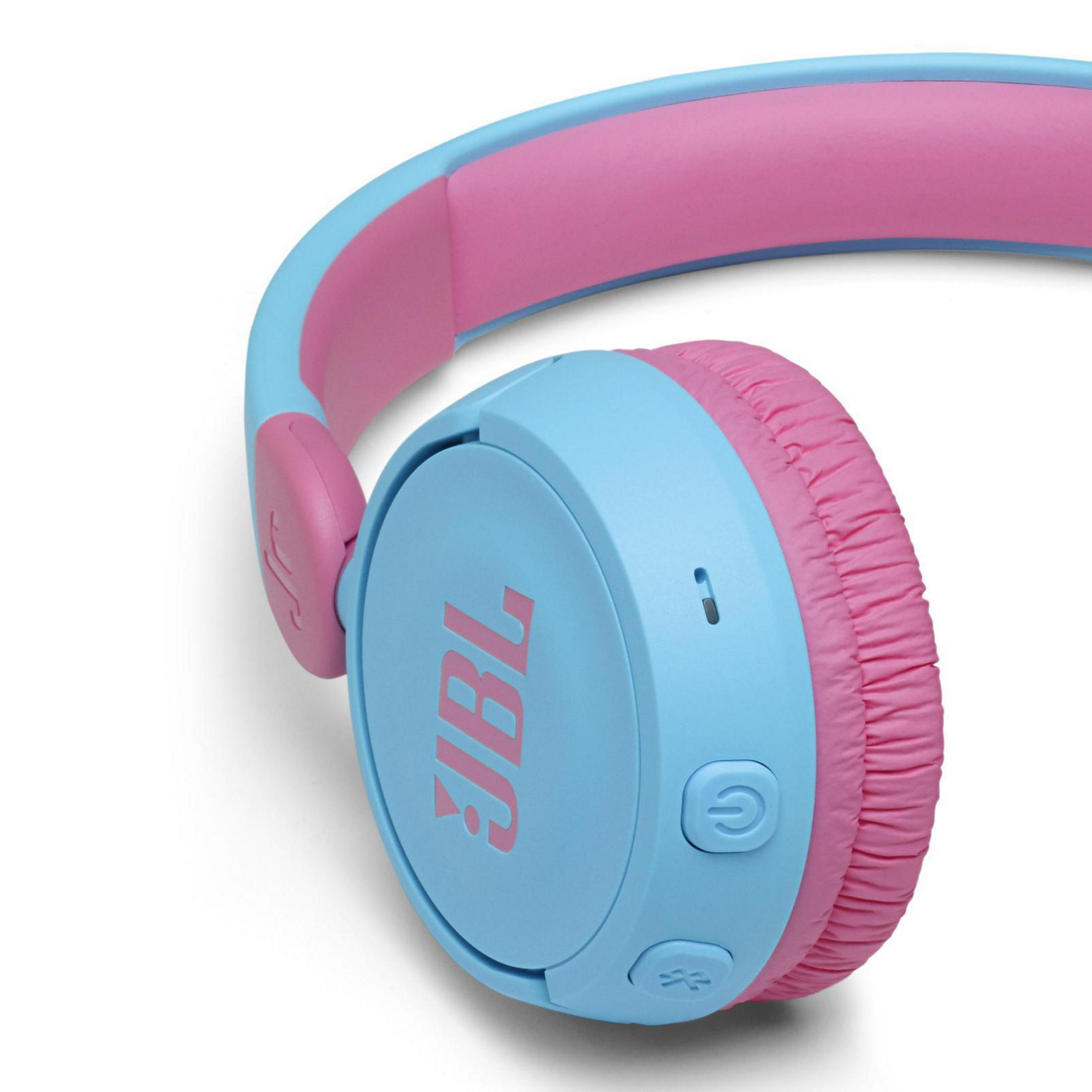 Nahaufnahme von blauen und rosa JBL-Kopfhörern mit JBL-Logo.