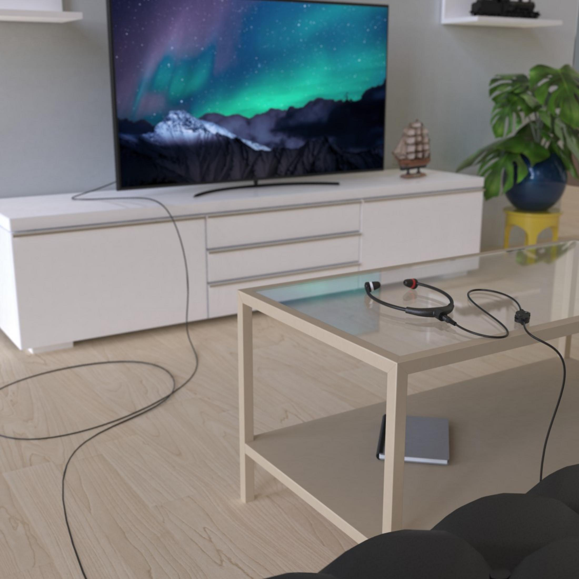 Fernseher, Tisch mit Kopfhörern und Sofa. Kabel vom TV zu den Kopfhörern.