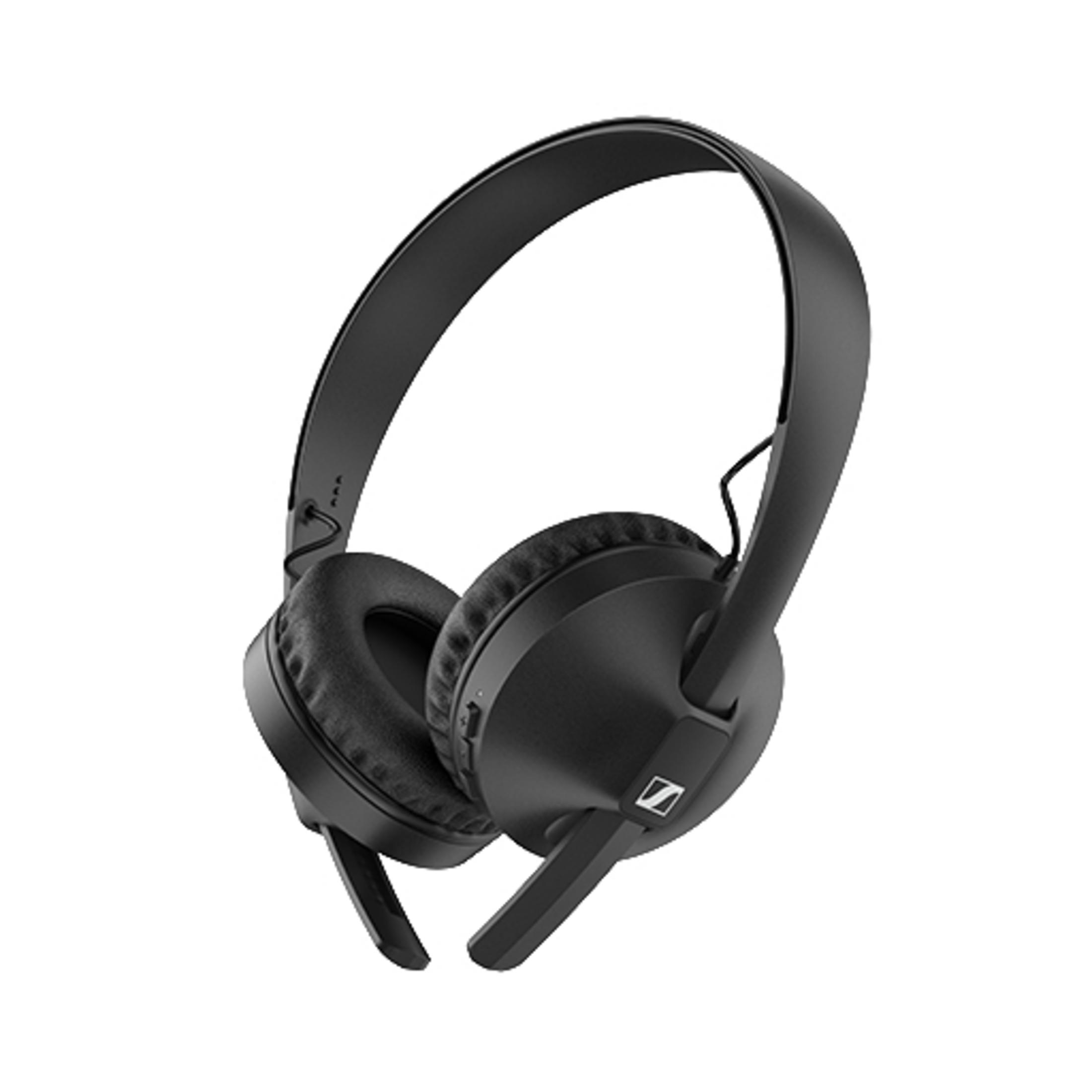 Casque noir avec microphone, vue en angle, sur fond blanc.