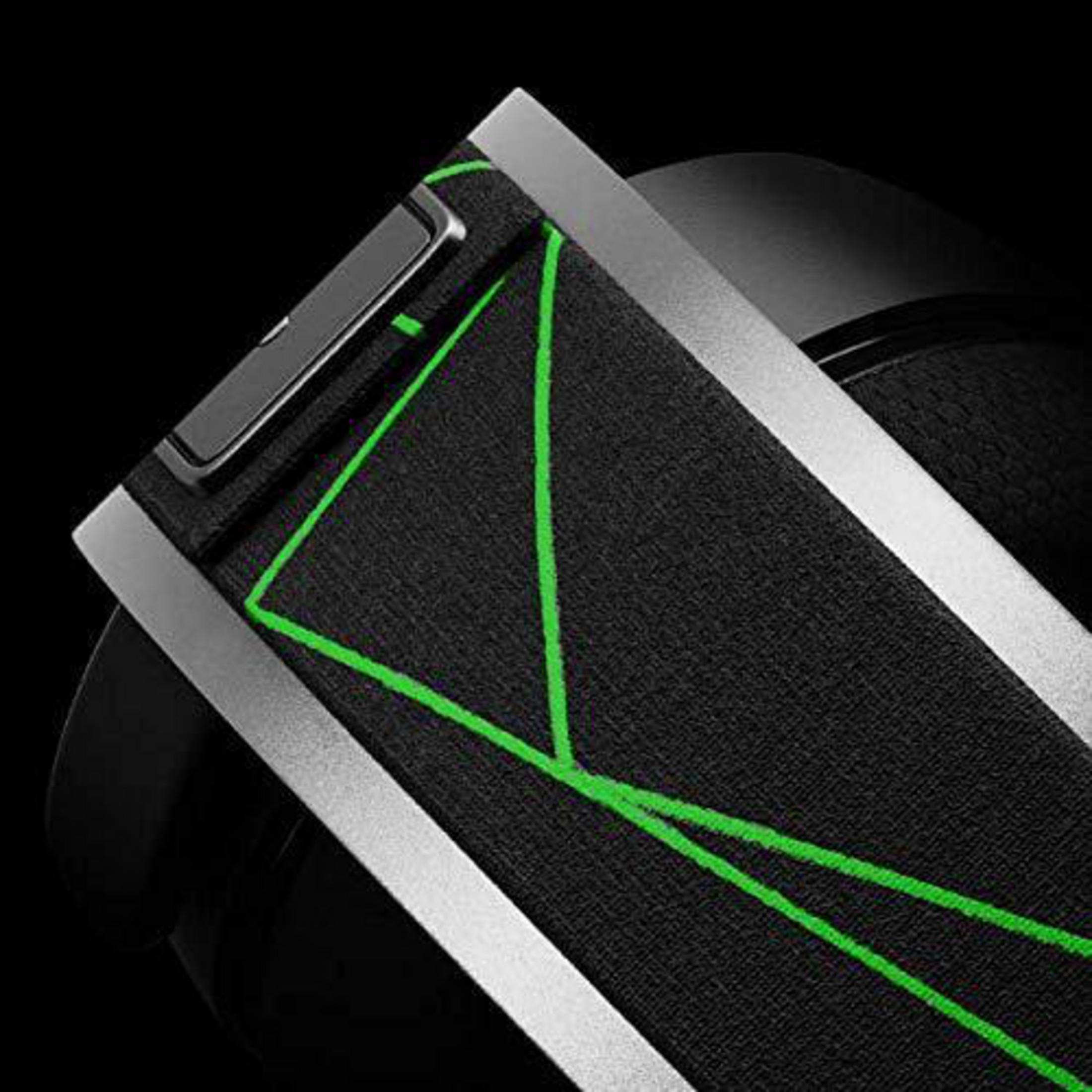 Auriculares negros y plateados con acentos verdes sobre fondo negro.