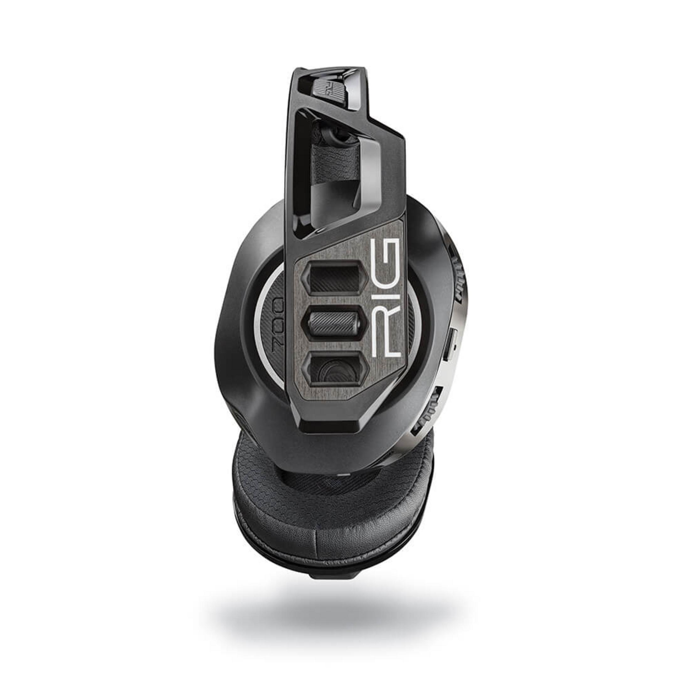 Czarny zestaw słuchawkowy do gier RIG 700. Zestaw słuchawkowy jest odizolowany na białym tle.