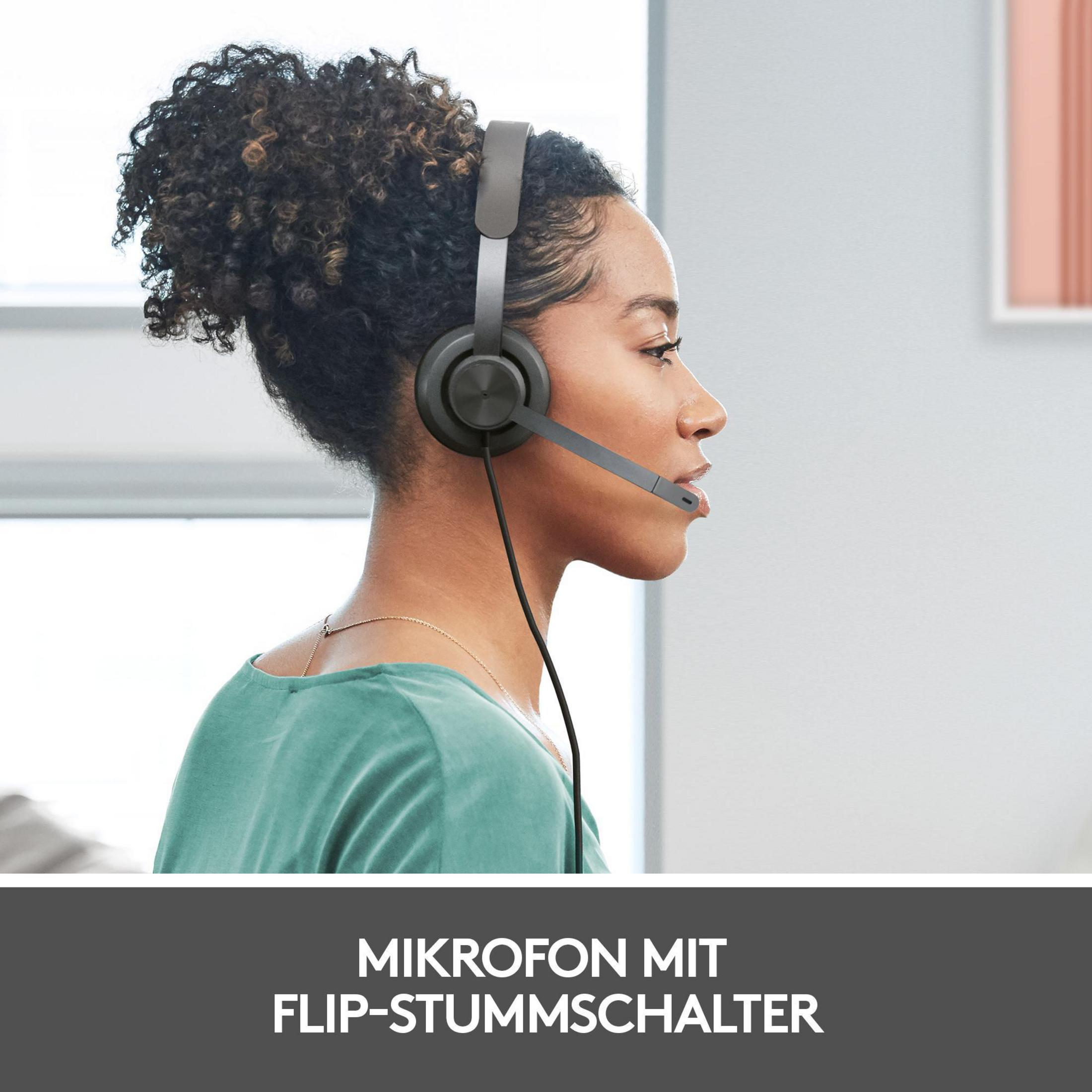 Kobieta w zestawie słuchawkowym z mikrofonem na tle białej ściany.