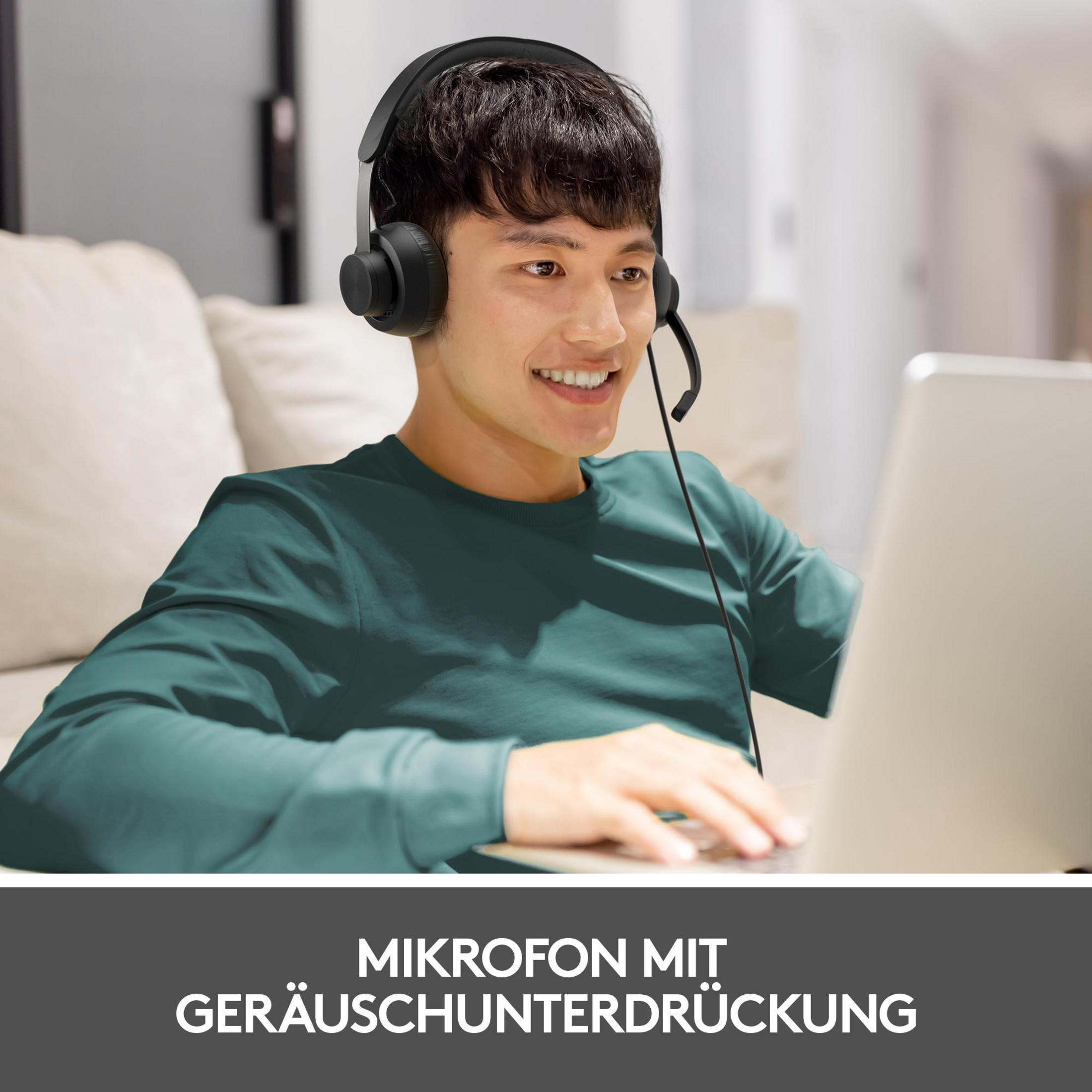Mężczyzna z zestawem słuchawkowym uśmiecha się do laptopa, tekst: Mikrofon z redukcją szumów.