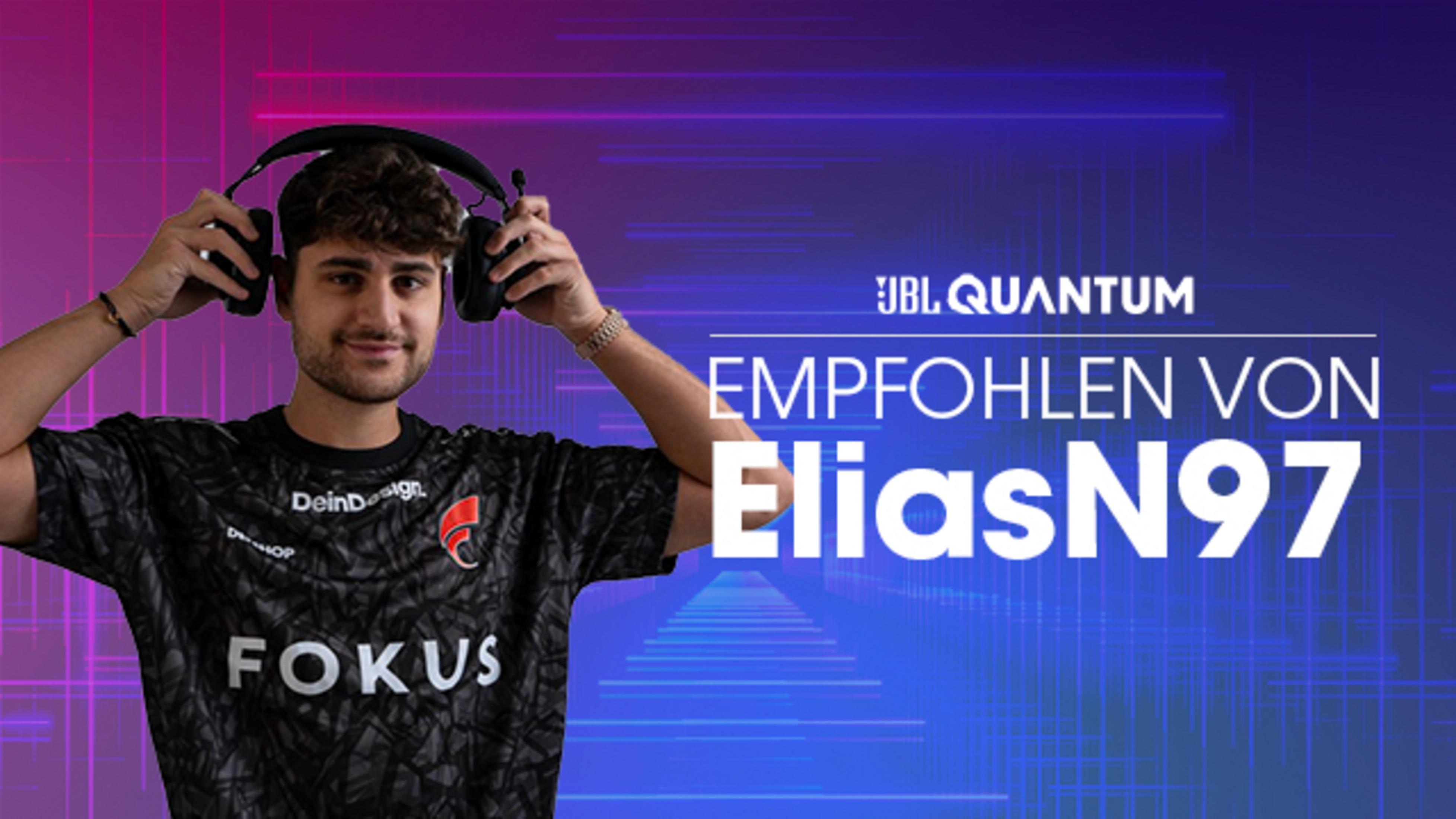 Mężczyzna trzymający słuchawki, z tekstem "JBL Quantum" i "Polecane przez EliasN97" na fioletowym tle.