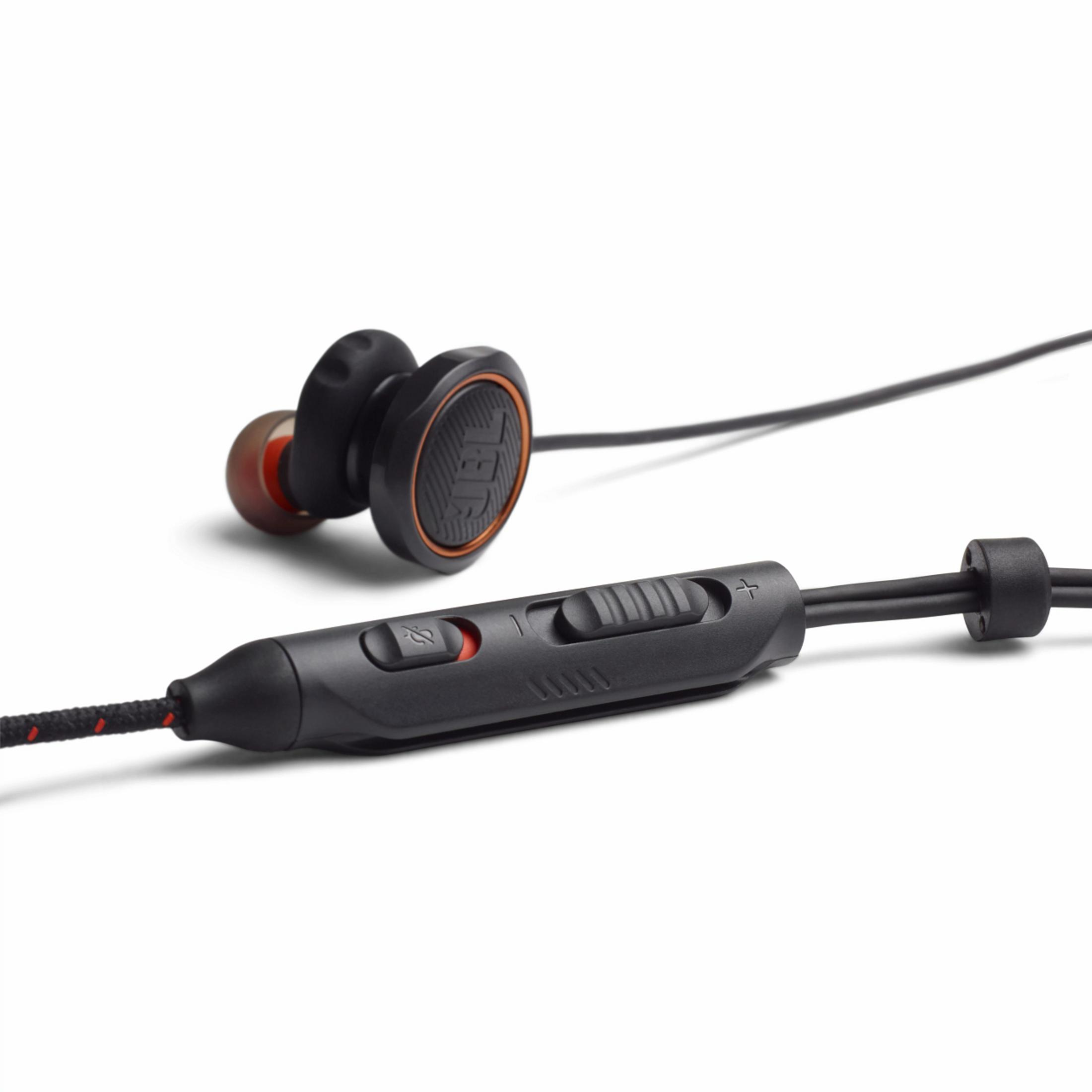 Auriculares con control de volumen y micrófono, sobre fondo blanco.