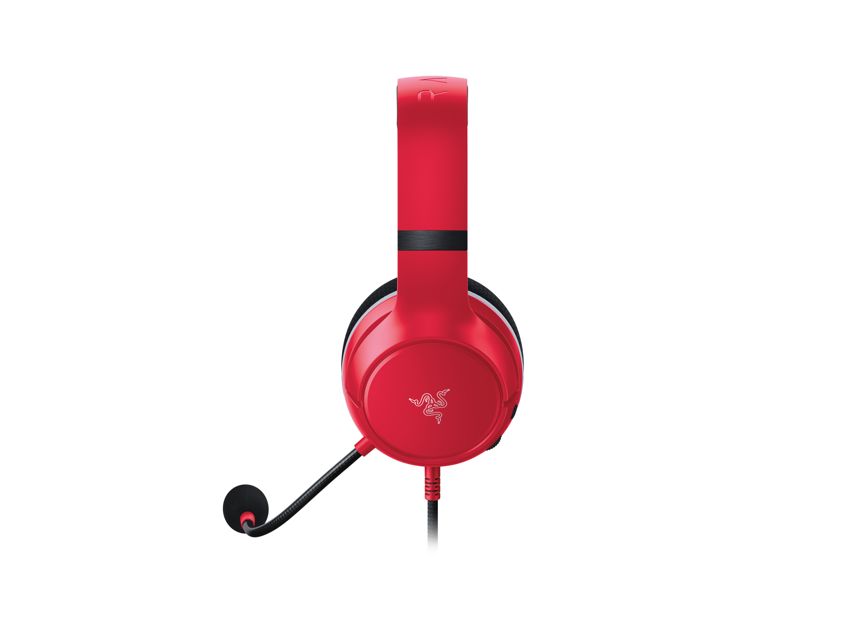 Rotes Razer-Headset mit Mikrofon. Schwarzes Mikrofon und Kabel. Weißer Hintergrund. Vorderansicht.