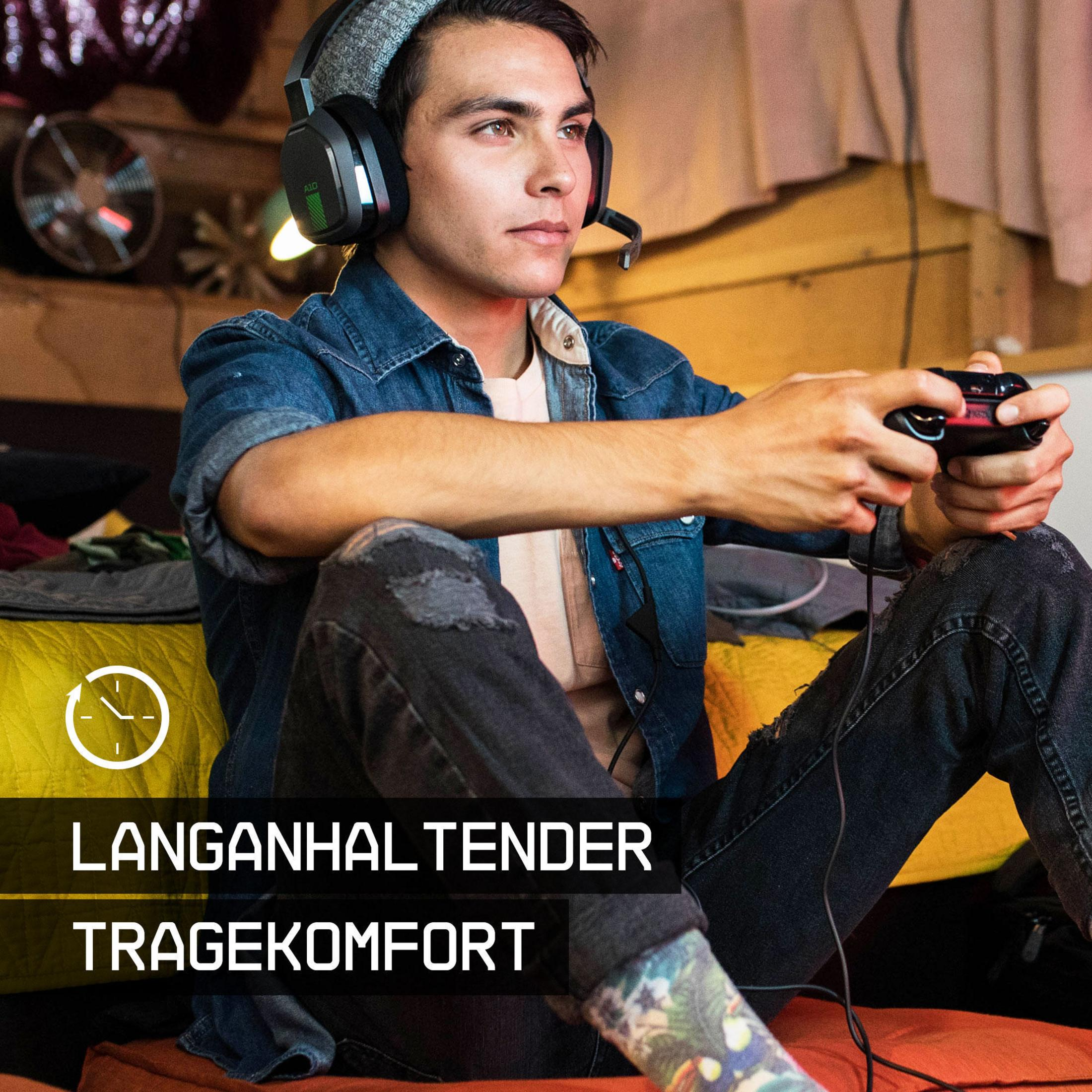 Mężczyzna w zestawie słuchawkowym i dżinsach, trzymający kontroler, z nakładką tekstową.