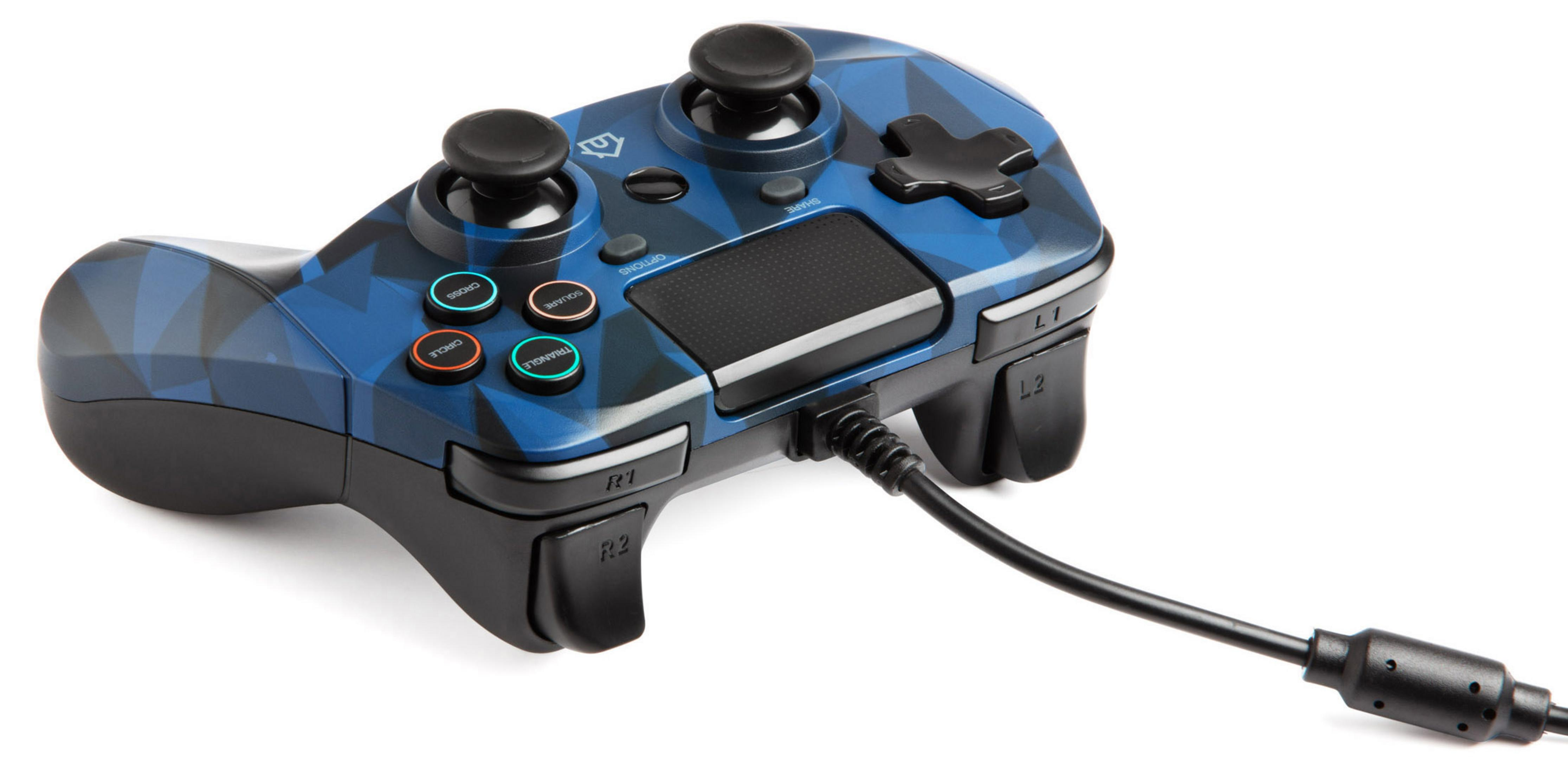 Blau-schwarzer Gamecontroller mit Knöpfen und schwarzem Kabel, weißer Hintergrund.