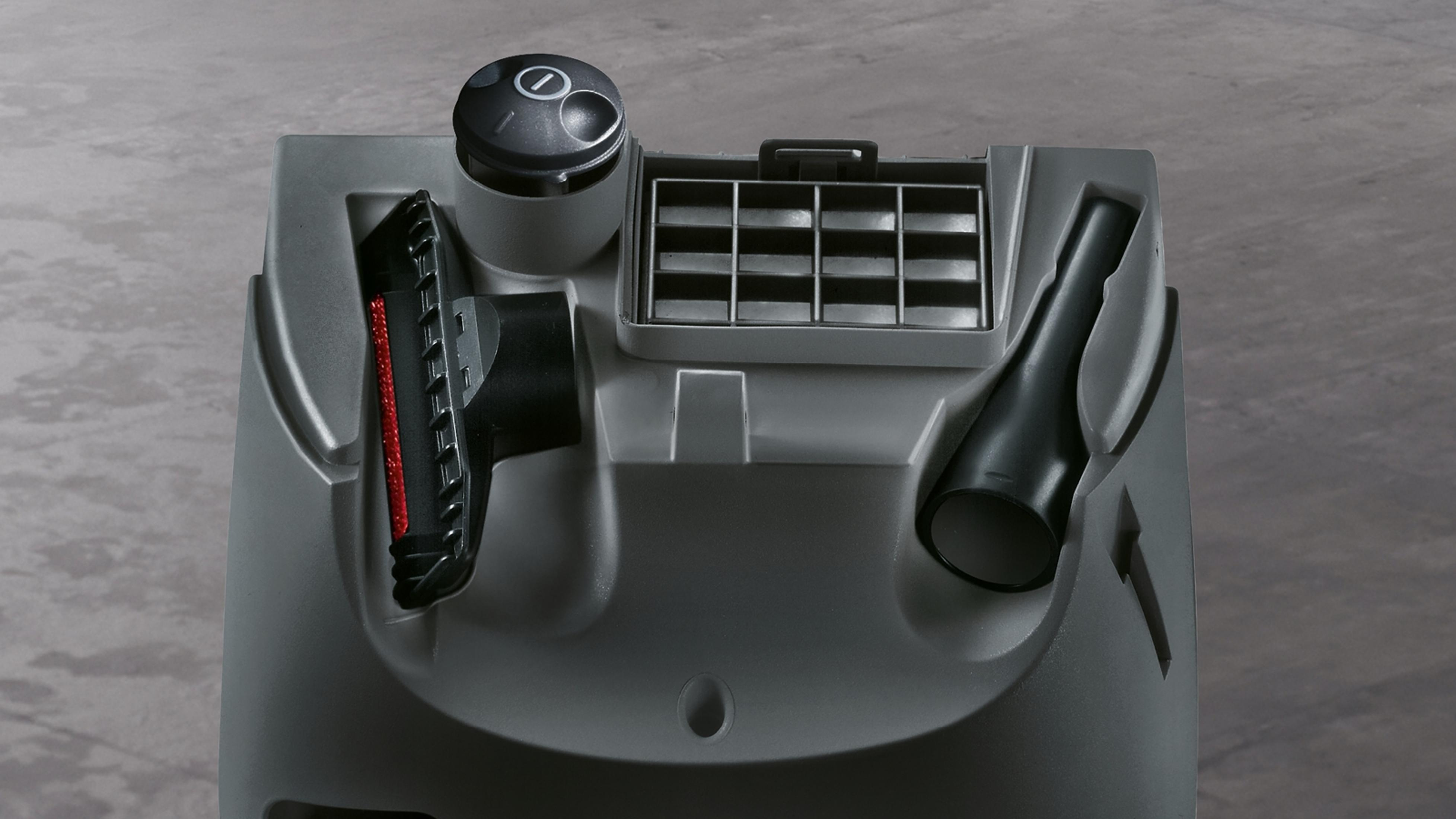 Góra odkurzacza z akcesoriami: szczotka, dysza i filtr.