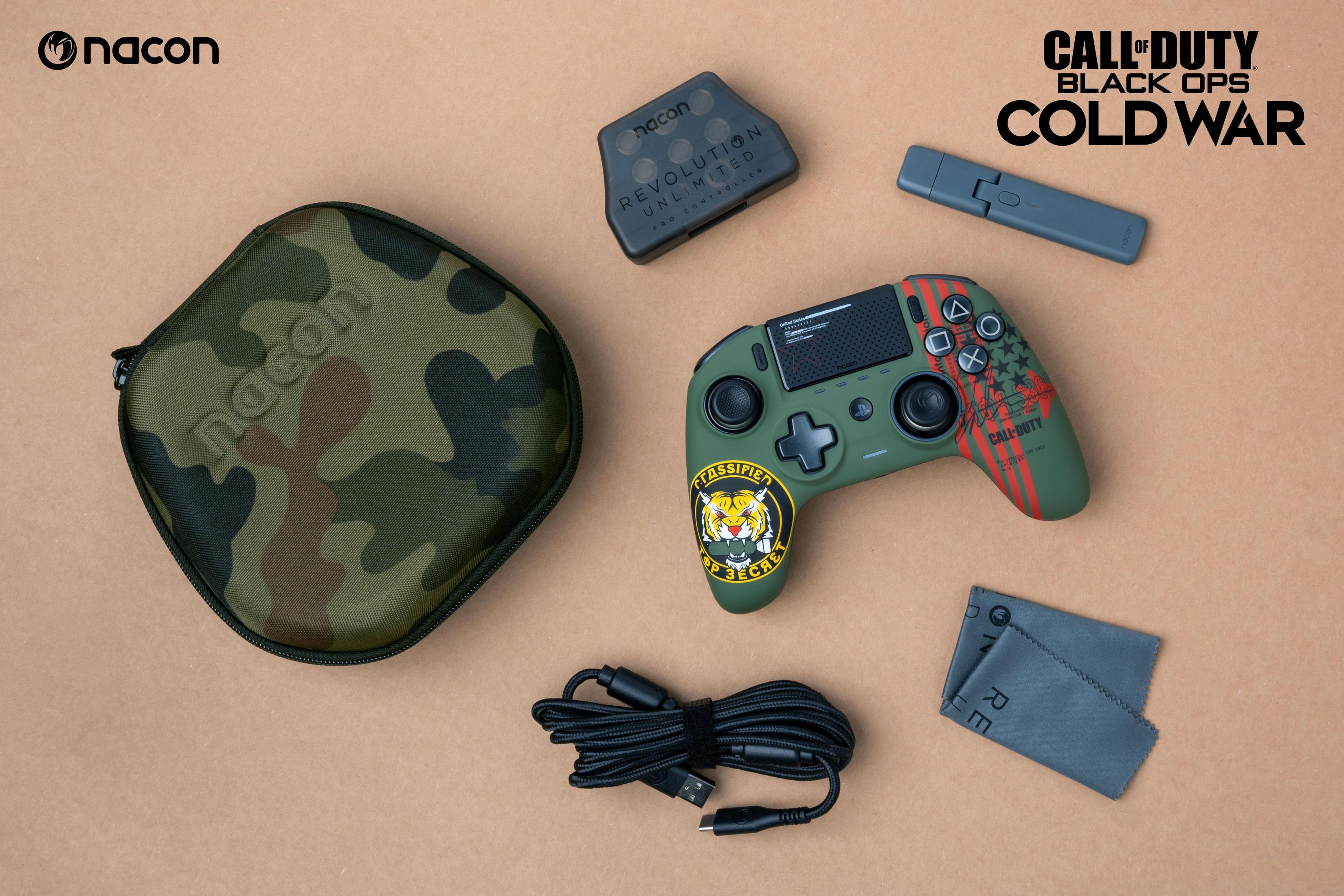 Gamepad i akcesoria Call of Duty Black Ops Cold War na brązowej powierzchni.