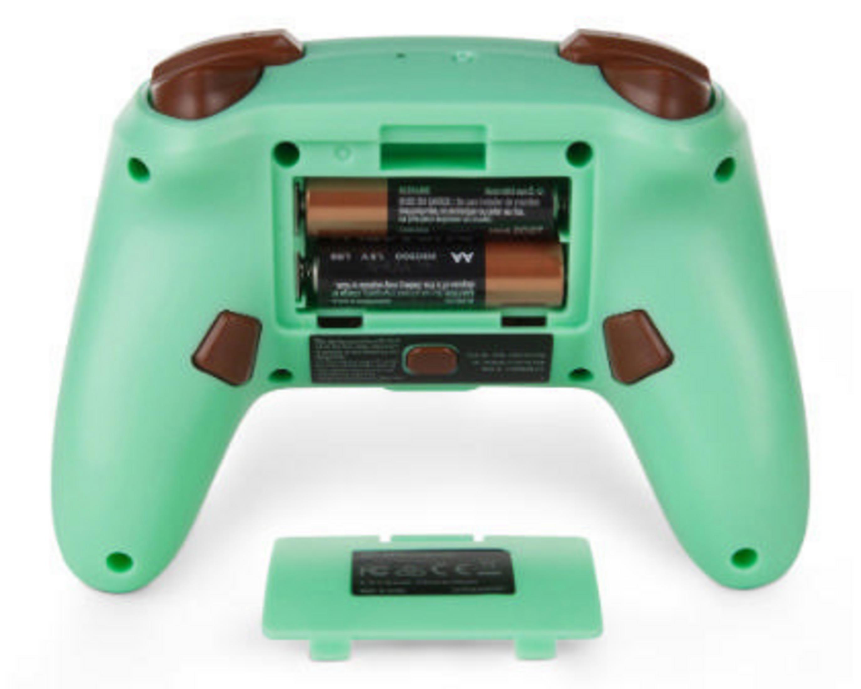 Rückseite eines grünen Gamecontrollers mit Batterien und einer Batterieabdeckung.