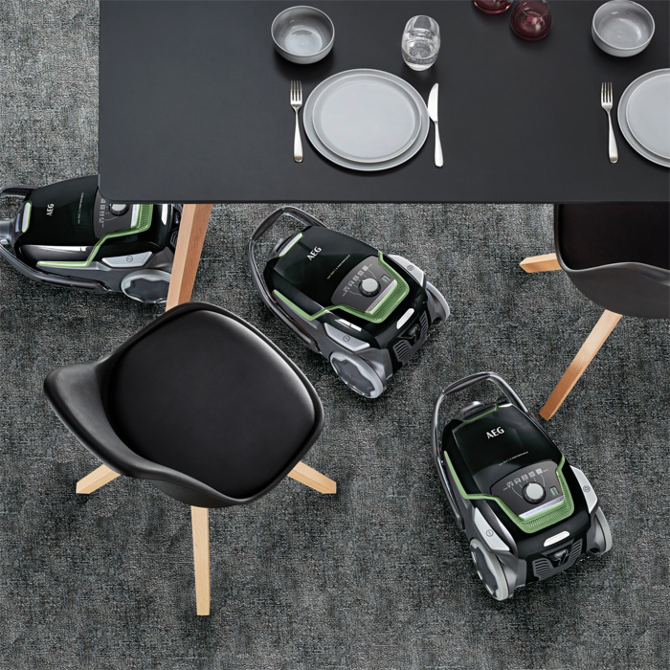 Odkurzacze pod stołem z krzesłami, widok z góry.