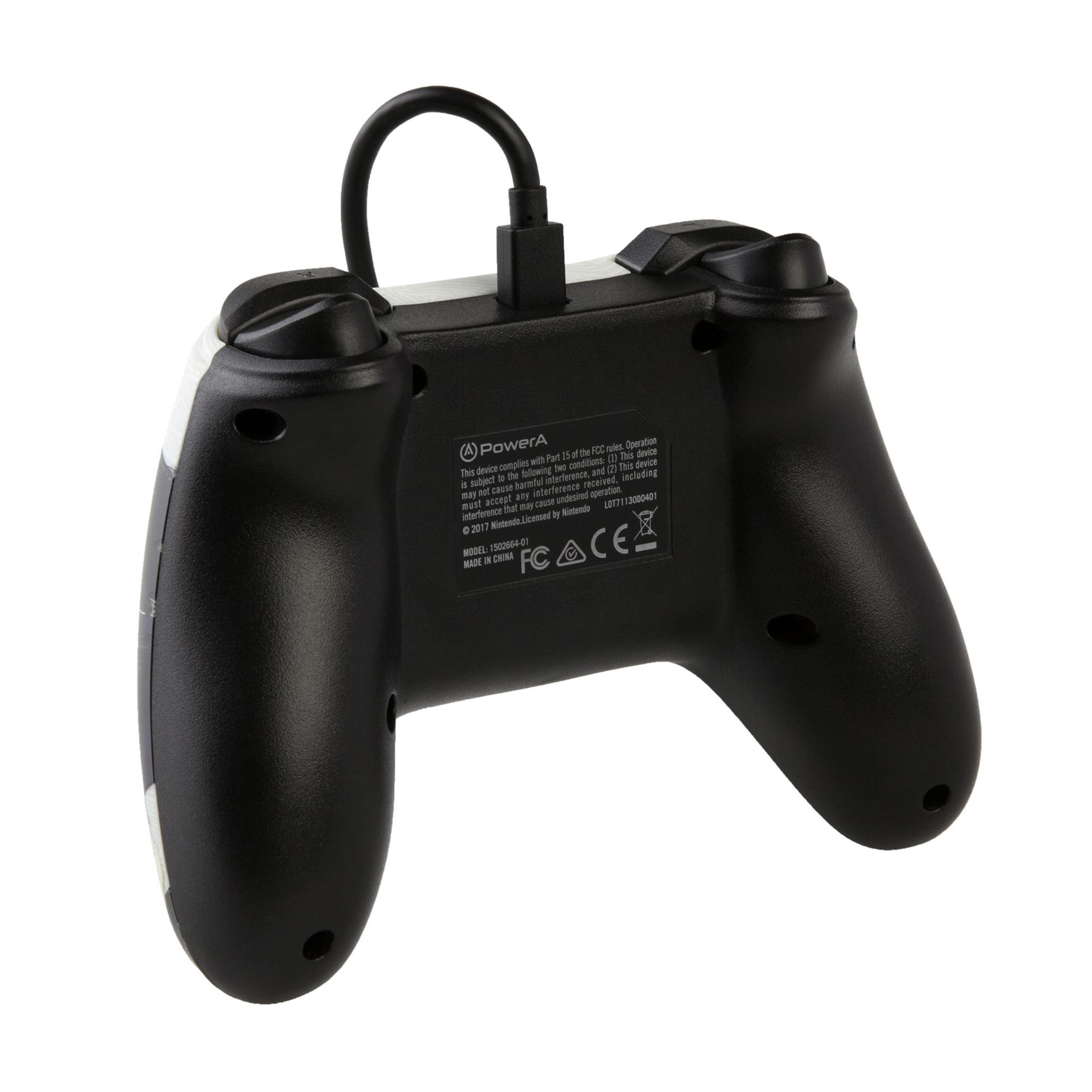 Die Rückseite eines schwarzen Gamecontrollers. Es hat Knöpfe und das PowerA-Logo. Ein USB-Kabel ist angeschlossen.