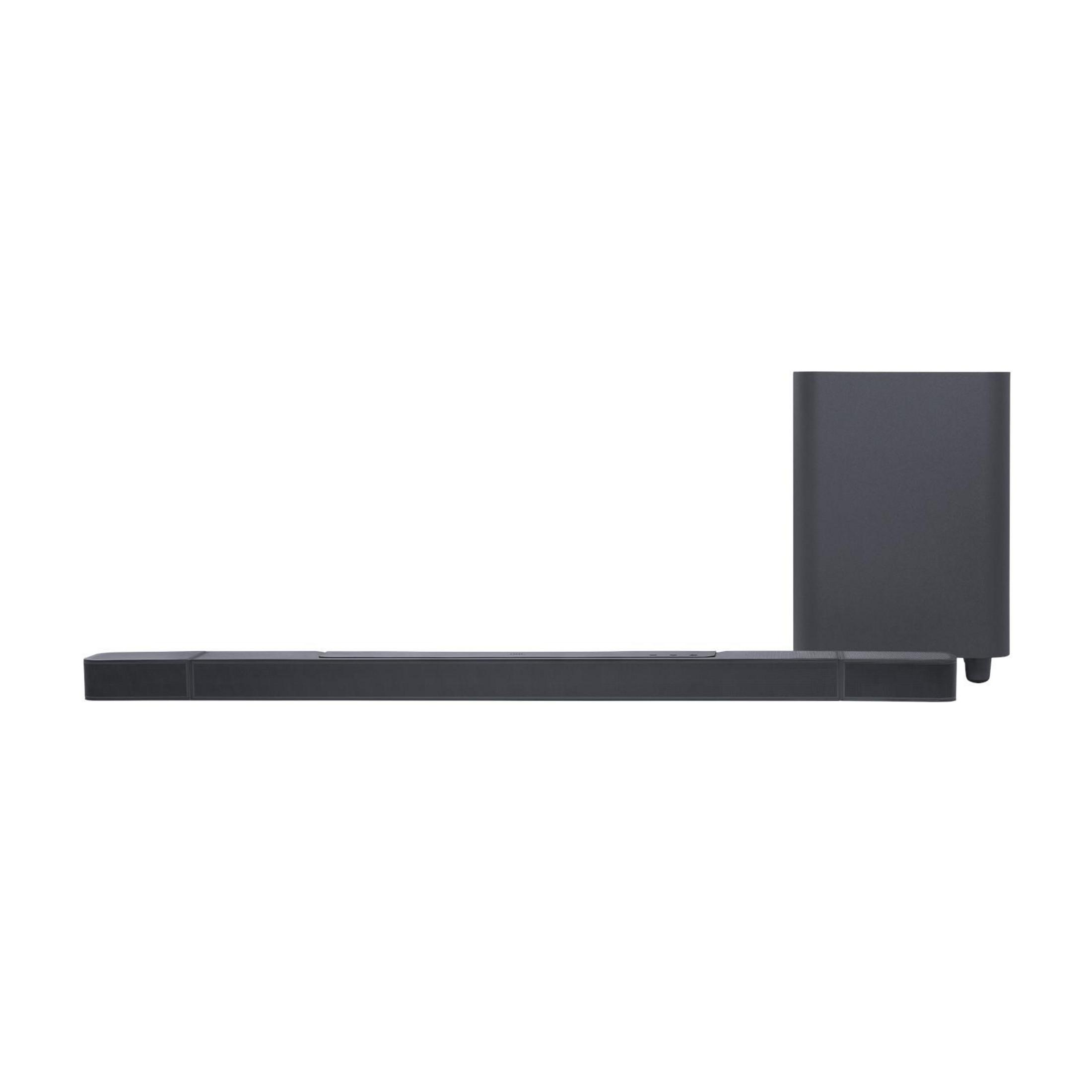 Schwarzes Soundbar- und Subwoofer-Setup. Die Soundbar ist lang und rechteckig. Weißer Hintergrund.