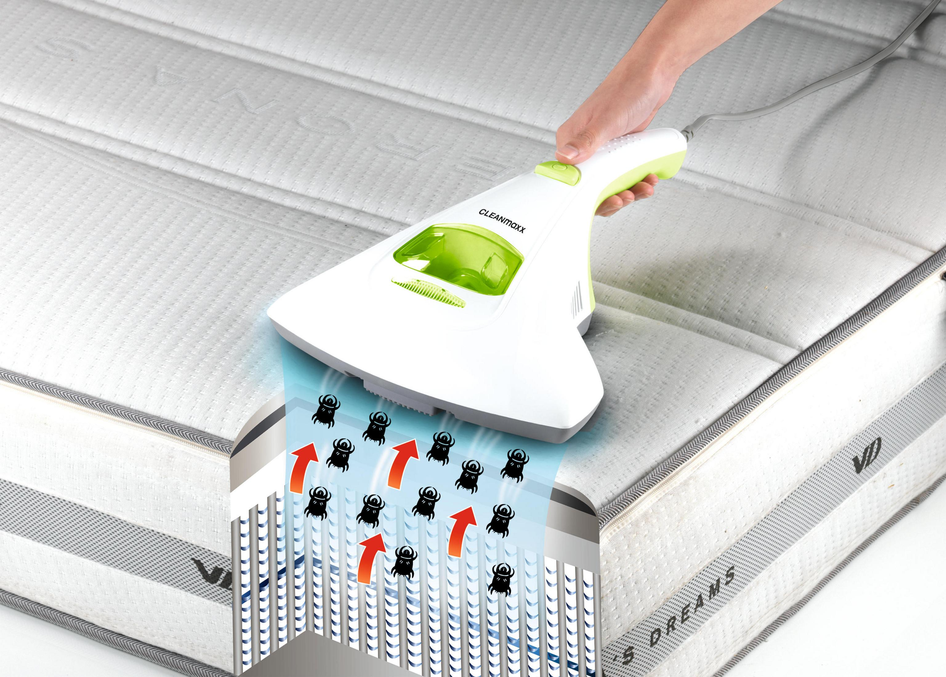 Materac czyszczony odkurzaczem. Strzałki pokazują usuwanie kurzu i robaków.