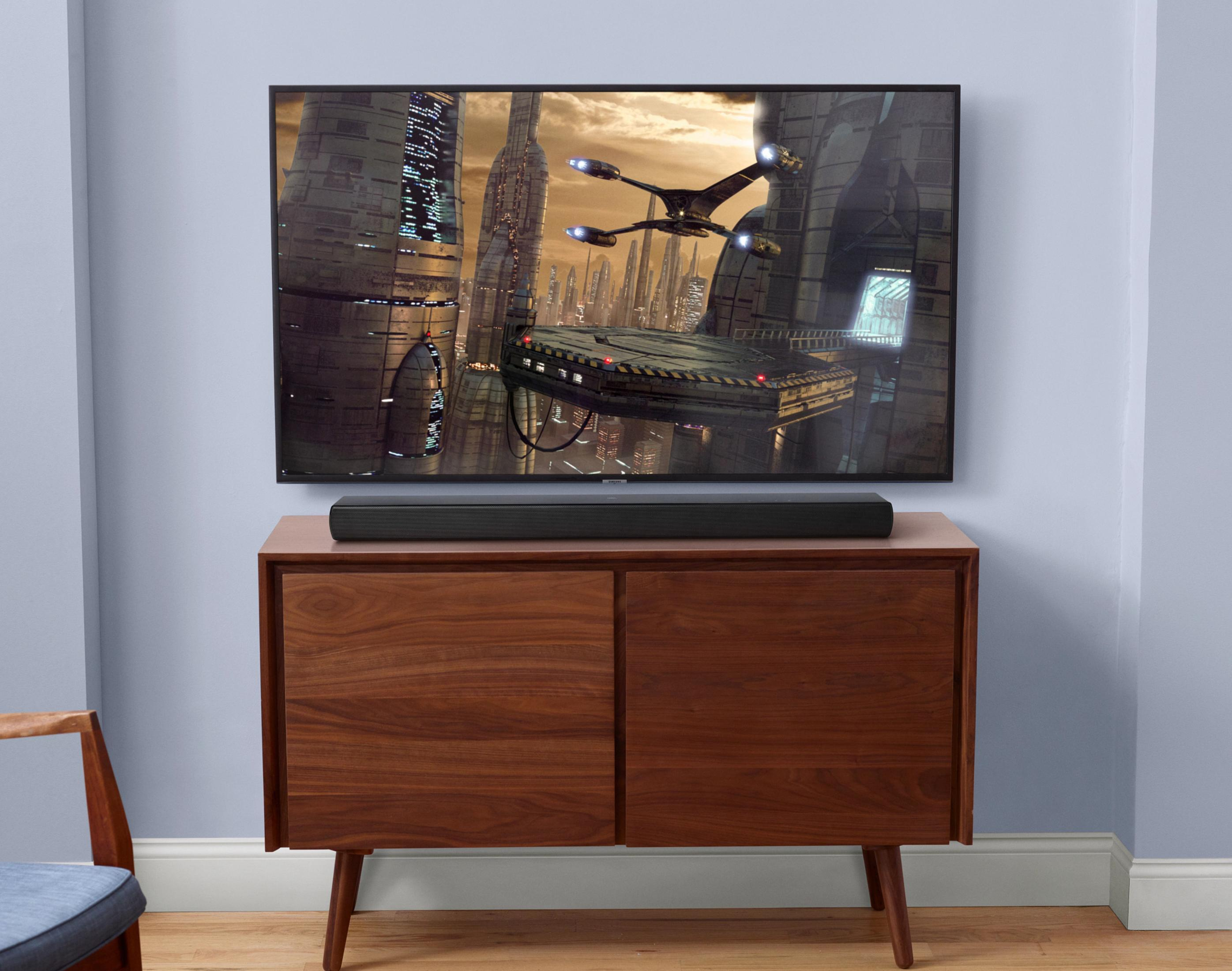 TV-Bildschirm mit futuristischer Szene, auf Holzschrank.